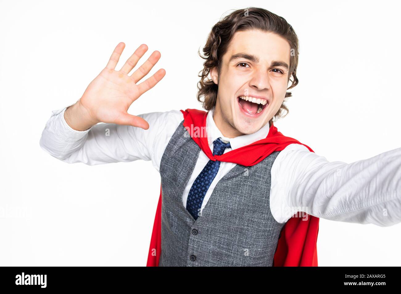 Giovane uomo d'affari con ciao onda prendere selfie su sfondo bianco Foto Stock