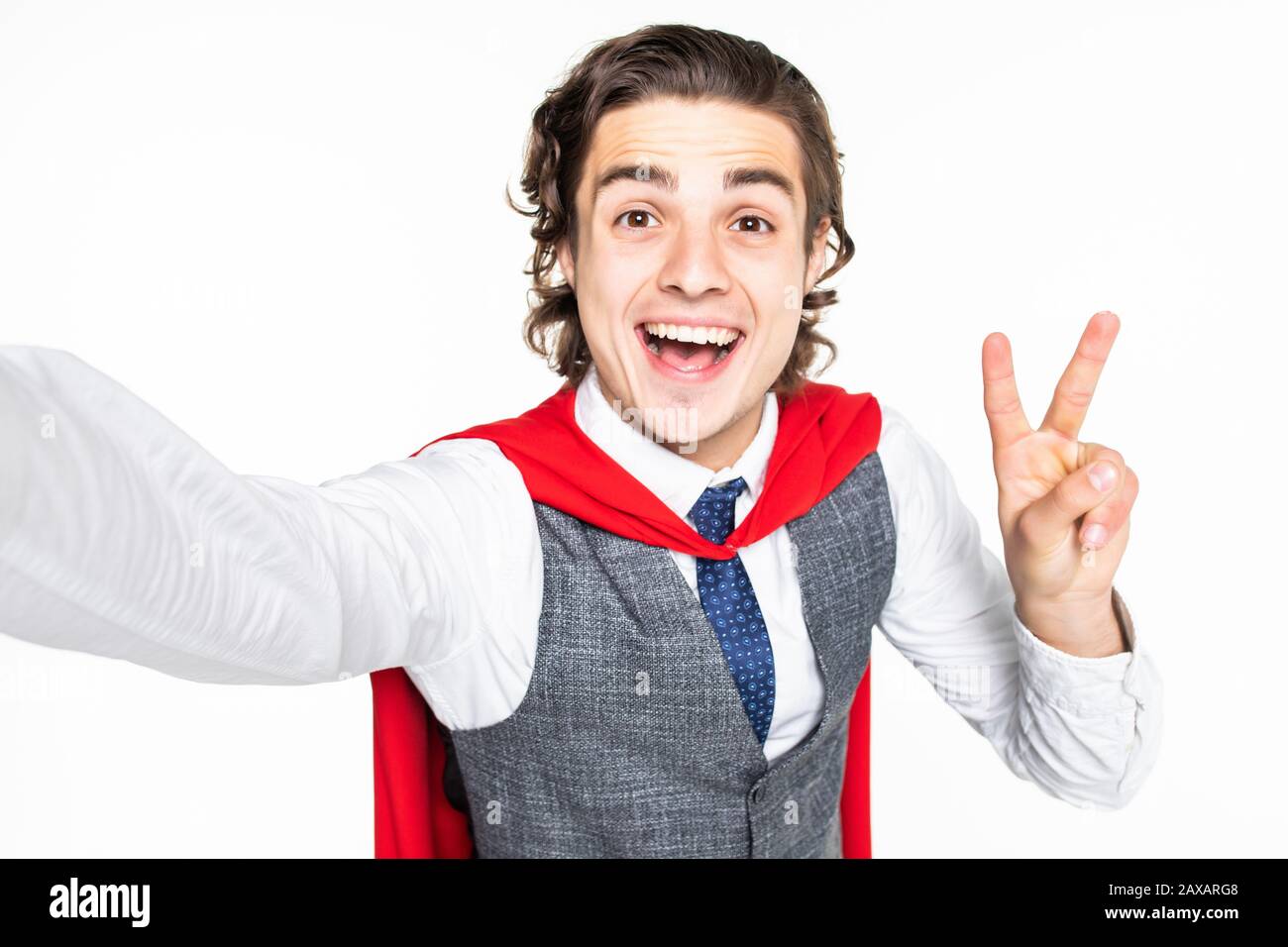 Giovane uomo d'affari con un gesto di pace, prende selfie su sfondo bianco Foto Stock