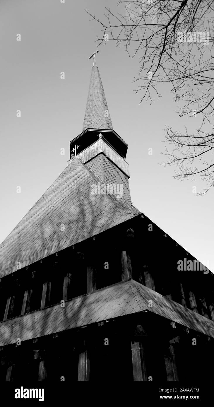 Tradizionale rumeno Maramures chiesa ortodossa di legno o monastero con alta torre. Simbolo di fede per il cristianesimo. Gesù Cristo chuch. Nero e wh Foto Stock