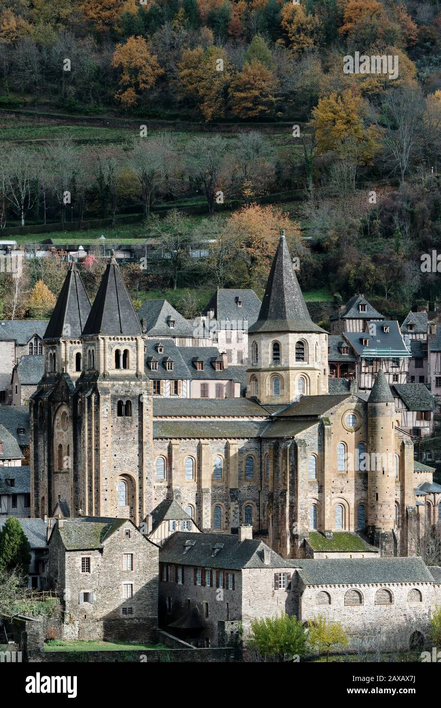 Approccio alla tranquilla chiesa di Conques, Francia Foto Stock