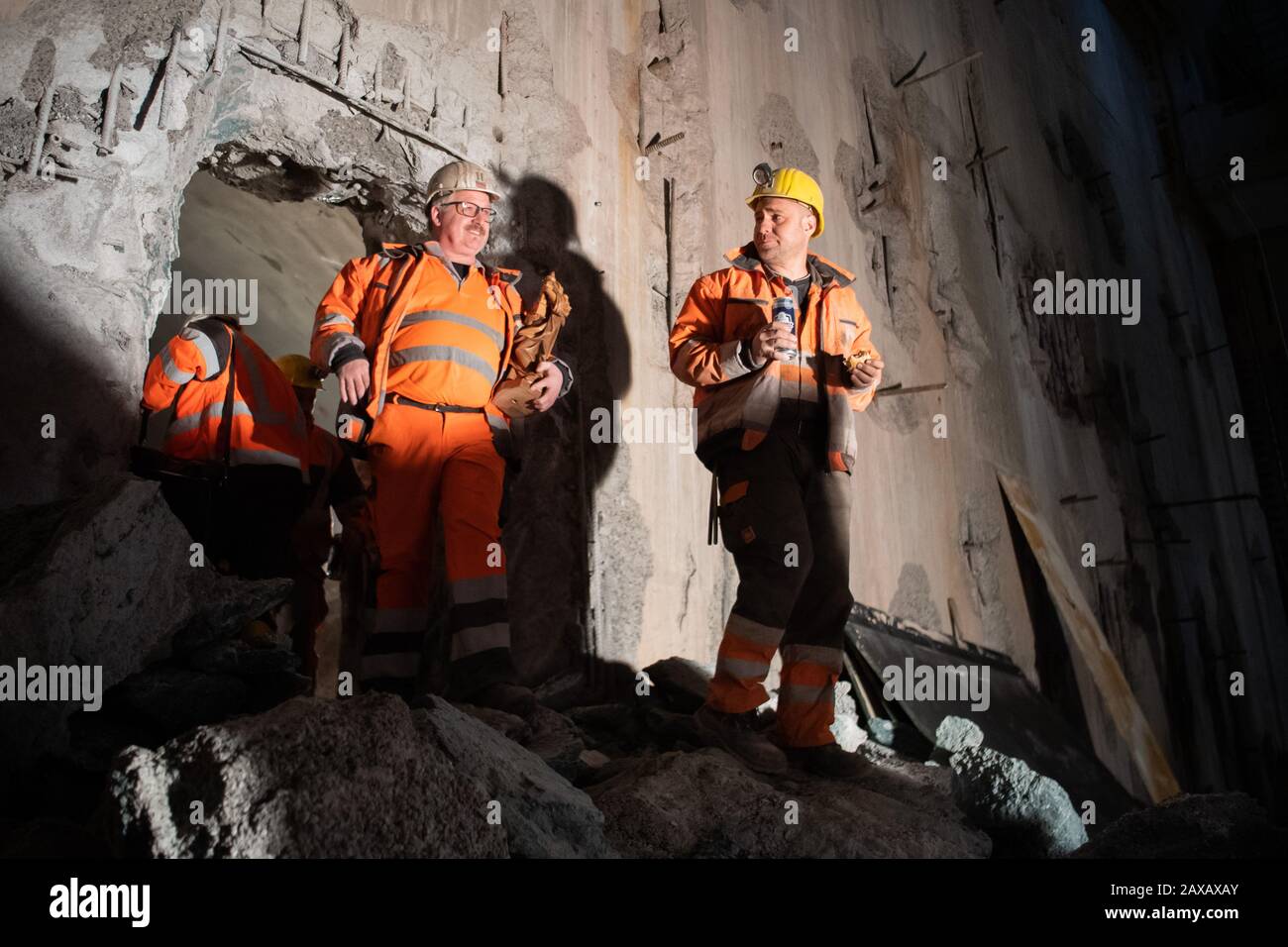 Stoccarda, Germania. 11th Feb, 2020. Gli operai edili camminano attraverso la svolta del tunnel con una figura di Santa Barbara. Appena 15 mesi dopo l'inizio della guida nell'area di approccio meridionale del Filder Tunnel, il tunnel si è interrotto verso la stazione principale. Il primo dei due tubi del Filder Tunnel tra l'aeroporto e la stazione della metropolitana è stato interrotto il martedì. Credito: Tom Weller/Dpa/Alamy Live News Foto Stock