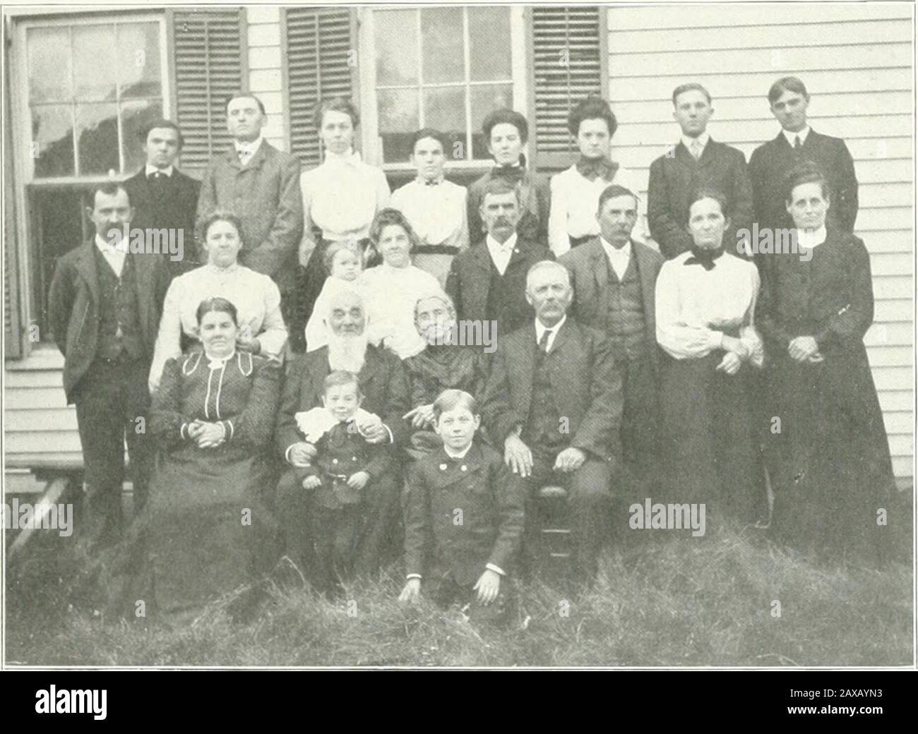 Passato e presente di Menard County, Illinois .. . SIG. AM) SIGNORA. WILLIAM GOFF.. William GOFF LH FAMIGLIA PASSATO AM) PRESENTE DI MENAED COUNTY 203 anche -lil muli abbastanza in una volta per acquistare la cinquantina di bovini. In un'altra occasione ha boughtten vecchie scrofe per dieci dollari ciascuno e dopo aver lasciato-ting 111&lt;-111 correre in pelliccia di lotto sei settimane lui grasso-li ha ingrassati e li ha venduti per venticinque dol-lars ciascuno. Continuò ad alimentare bestiame e. HogsEor dieci guerra- e lias aveva un po 'di stock di linea, il suo bestiame besl di peso fino a sedici e diciassette centinaia di libbre. Ha alwaysmade i soldi nel commercio bloccato, per beinga Foto Stock