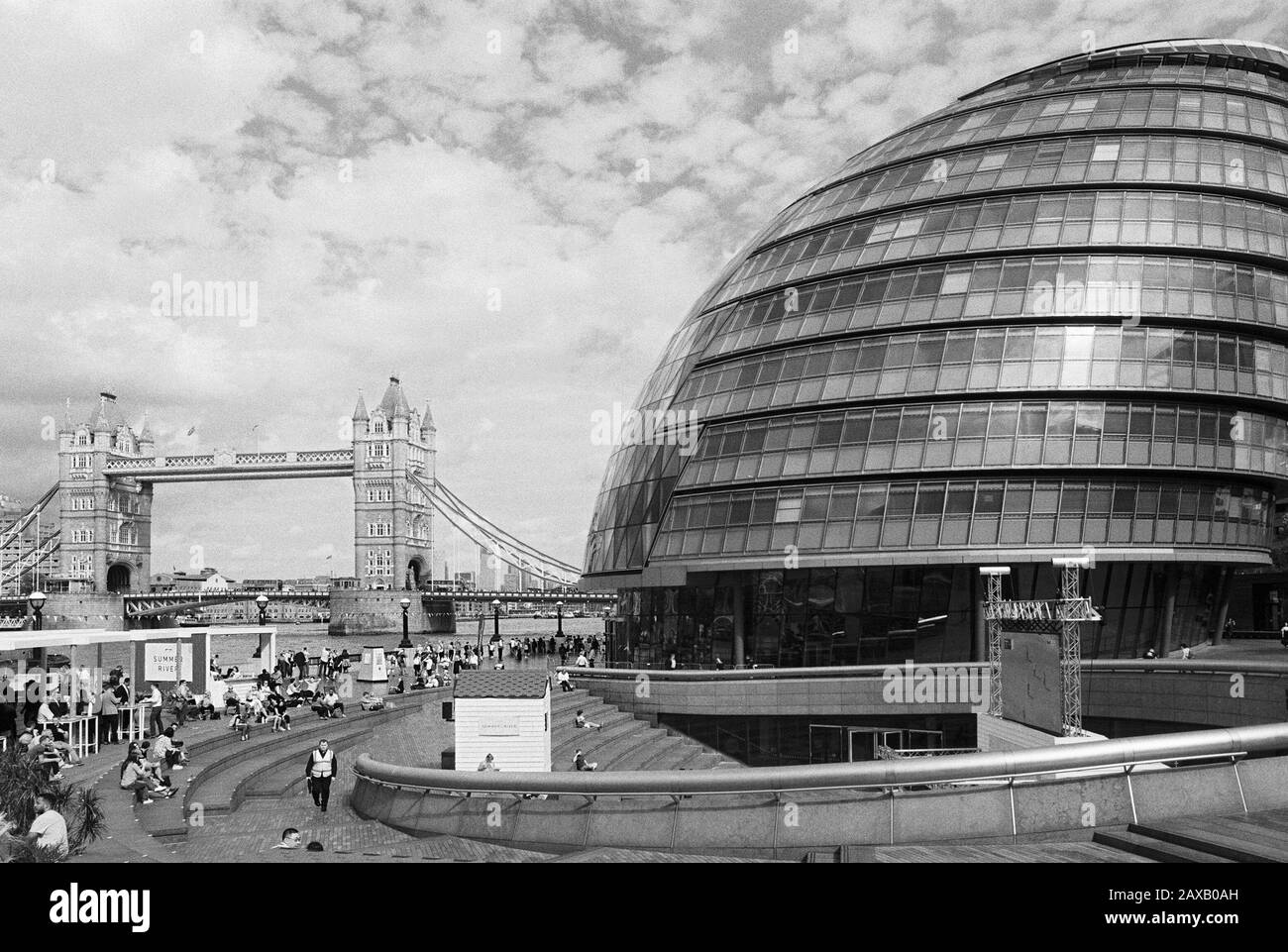 City Hall e Tower Bridge sulla South Bank del Tamigi nel centro di Londra, Regno Unito Foto Stock