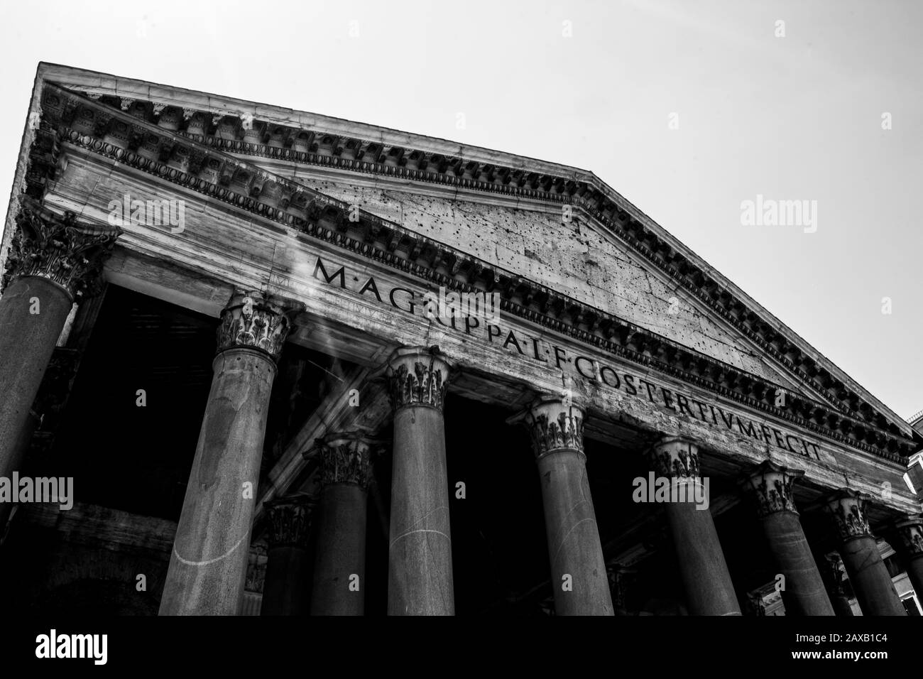 Il Pantheon è un antico tempio romano, ora chiesa, a Roma, in Italia, sul sito di un precedente tempio commissionato da Marco Agrippa Foto Stock