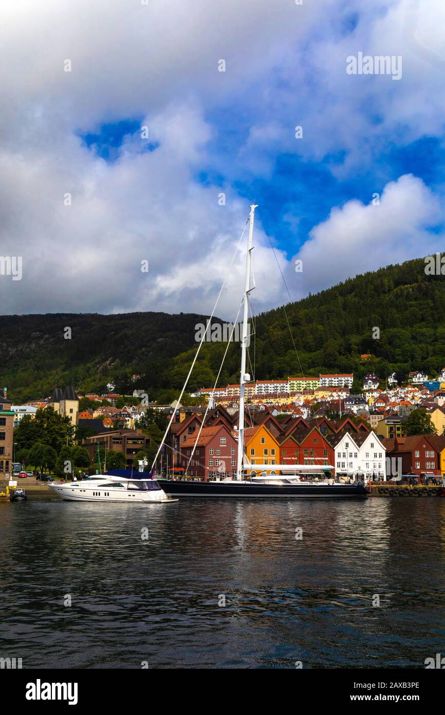 Vela super yacht slop Sea Eagle, e l'imbarcazione da diporto Solstar V a Bryggen molo, la parte anseatica UNESCO del porto di Bergen, Norvegia. Foto Stock