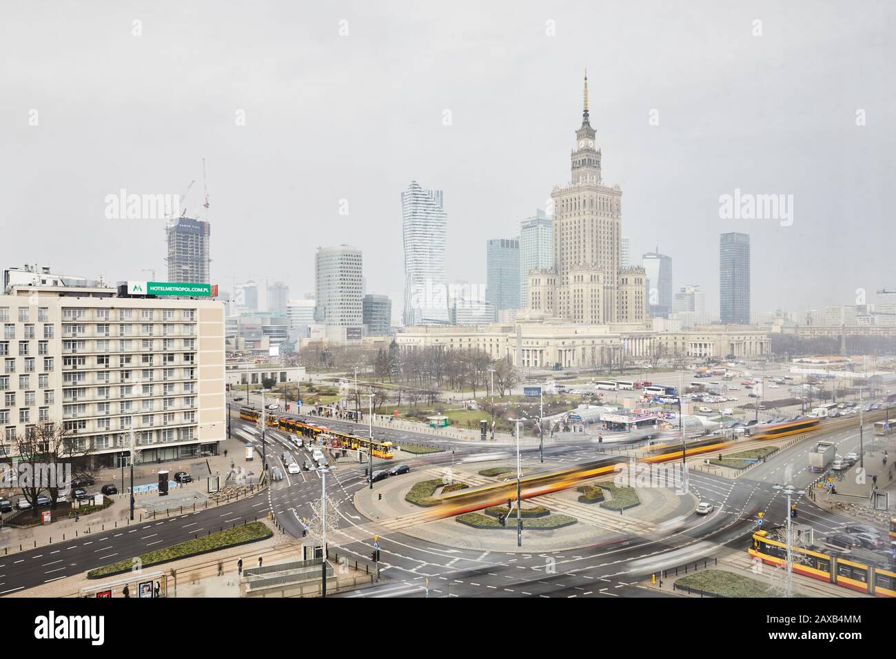 Paesaggio urbano di Varsavia, capitale della Polonia. Vista sul Palazzo della Cultura e della Scienza, grattacieli, rotonda di Dmoski, tram e traffico cittadino. Foto Stock