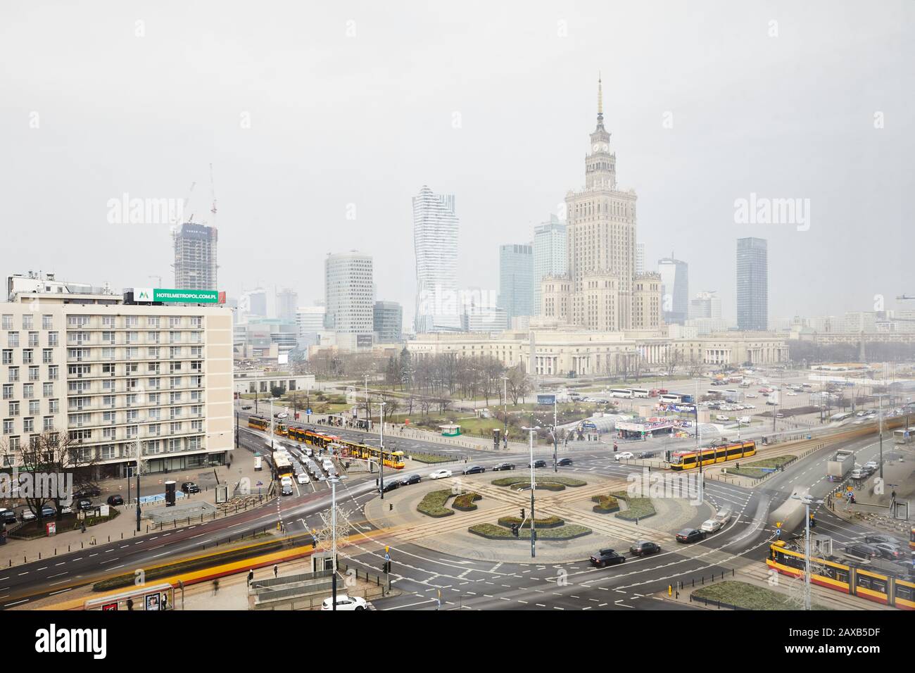 Paesaggio urbano di Varsavia, capitale della Polonia. Vista sul Palazzo della Cultura e della Scienza, grattacieli, rotonda di Dmoski, tram e traffico cittadino. Foto Stock