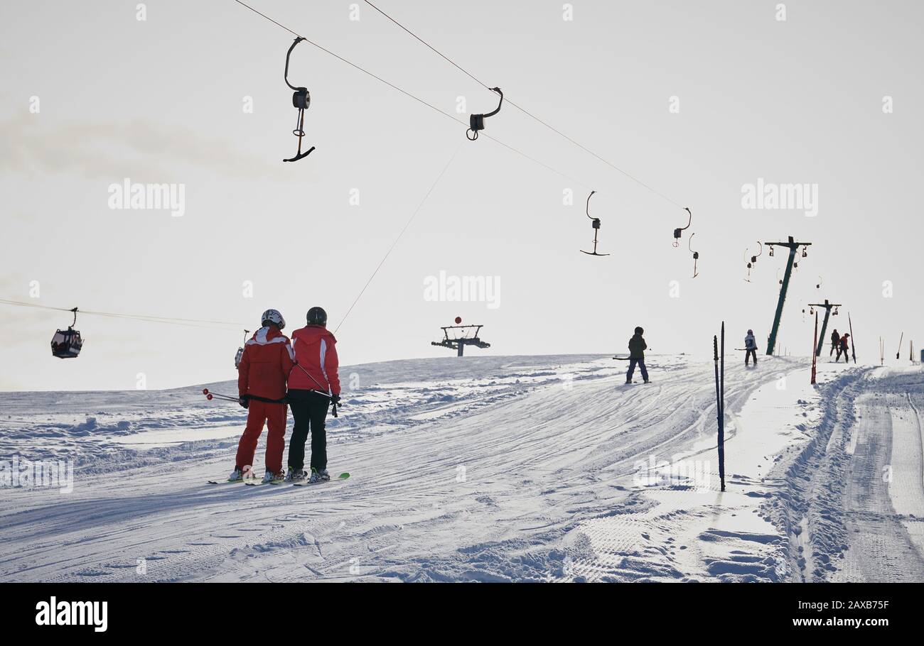 Sankt Johann In Tirol, Austria. 06th Feb, 2020. Un impianto di risalita porta gli sciatori sulla montagna. Credito: Annette Riedl/dpa-Zentralbild/ZB/dpa/Alamy Live News Foto Stock