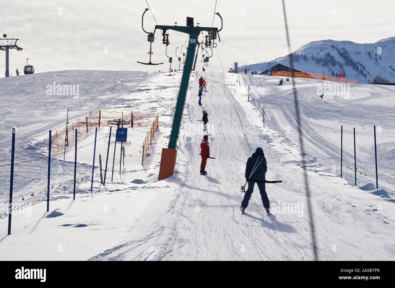 Sankt Johann In Tirol, Austria. 06th Feb, 2020. Un impianto di risalita porta sciatori e snowboarder sulla montagna sulla neve. Credito: Annette Riedl/dpa-Zentralbild/ZB/dpa/Alamy Live News Foto Stock