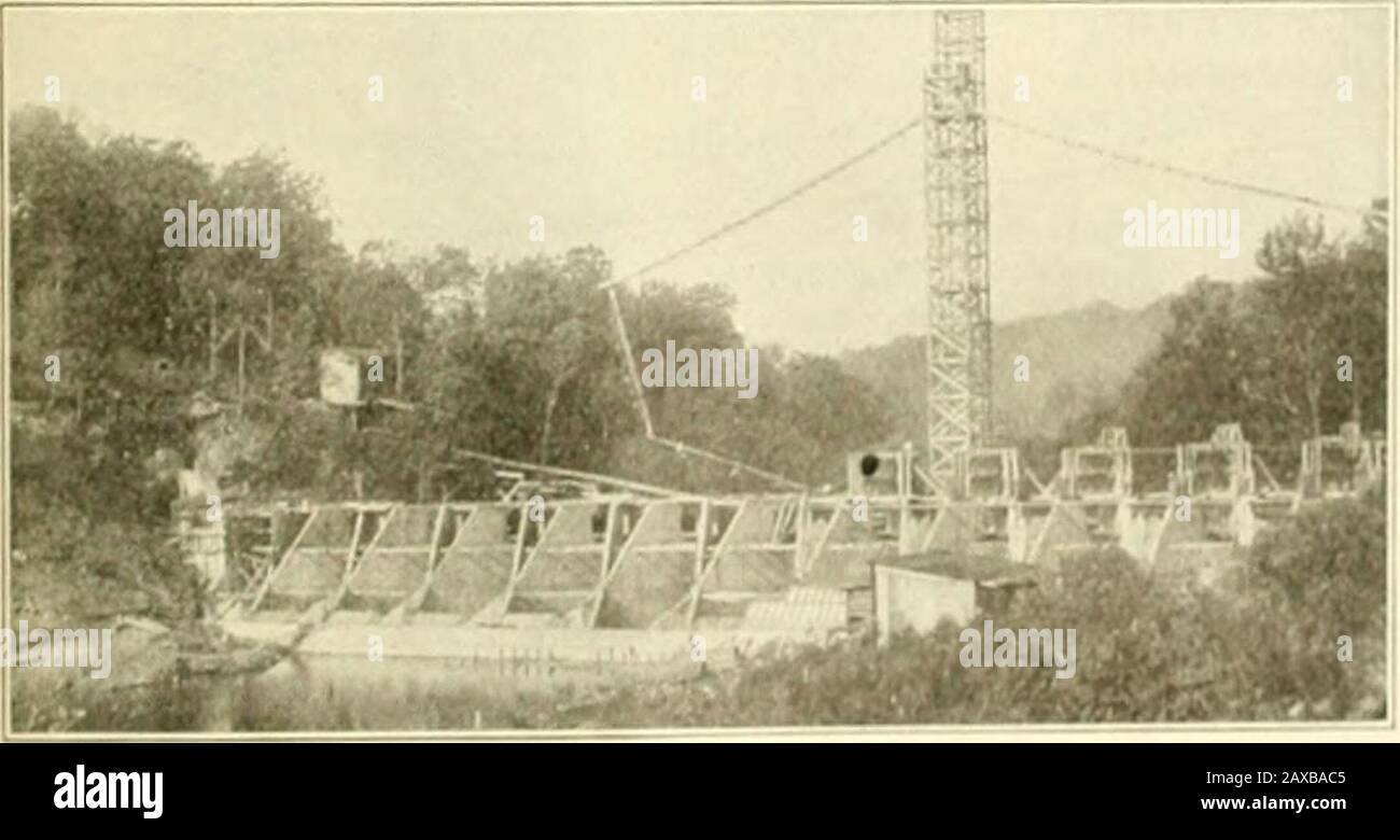 Ingegneria e Contraente . Fig. 4. Piers per calcestruzzo da 90 poll. SteelPenstocJ&lt;, Cuyahoga River Hydro-Elec-tric Development. Mixer, montato su una macchina, e ha eseguito il concreteda questa macchina, che ha viaggiato sulla pista di costruzione, attraverso scivoli al lavoro. L'appaltatore per la linea di tubi ha semplificato le sezioni del tubo di acciaio dal lato e ha lasciato rotolare giù la gola. Alcuni di questi fogli sono stati sepolti così profondo da slidesduring le inondazioni di marzo, 1913, che ha ri-quired scavo considerevole a reclaimloro. Il tubo di acciaio è stato poi eretto con il metodo standard del contraente. il po Foto Stock