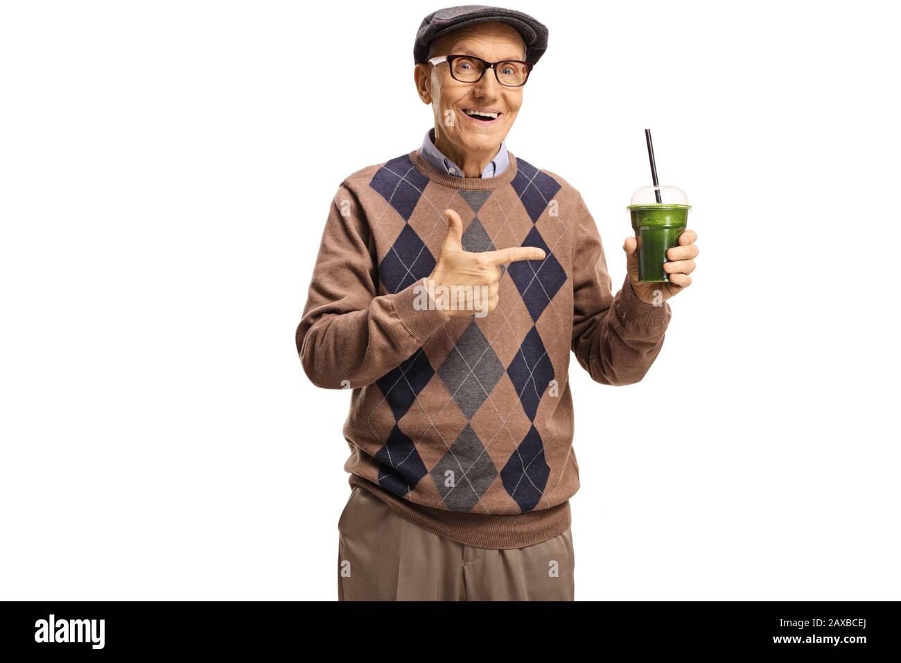 Vegan anziani che tengono frullato verde e che mostrano pollici su isolato su sfondo bianco Foto Stock