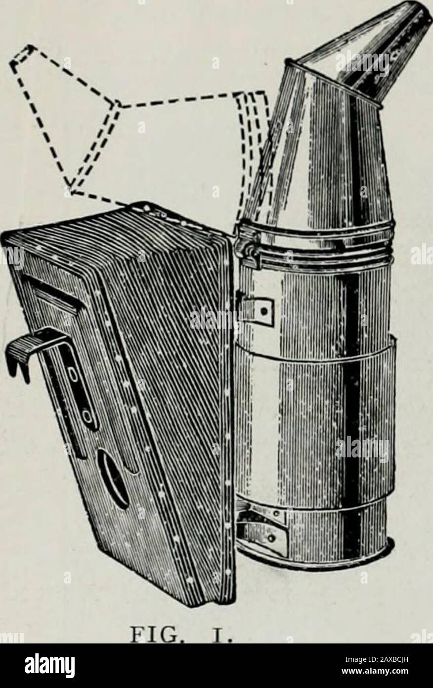 Il Journal of the Department of Agriculture, Victoria . per visitare un apiario, o per consultare personalmente un apiarist di sommestanding, dovrebbe essere fatto buon uso di ogni volta che si verifica. Lo ago., IQI2.] Bcc-kecp///i^ ici(&gt;na. 473 Tutti che manipolano le api richiedono due cose da cominciare con, cioè, un ape-velo e asmoker. Un velo costerà circa è. 6d., asmoker 4s. a 7s., secondo taglia, e whe-ther stagno o ottone. Ci sono due tipi: Una dritta, l'altra con un ugello piegato. Trecommend Quest'Ultimo (Fig. I), be-caus;^ qualsiasi tipo di carburante può essere utilizzato in ^^senza rischio di braci incandescenti droppin Foto Stock