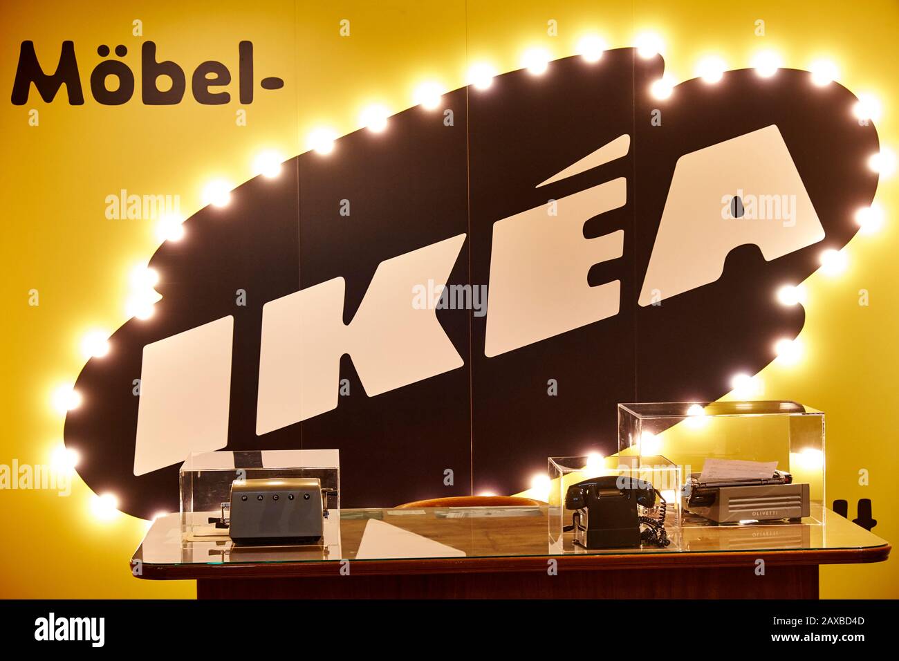 Logo IKEA e scrivania nel museo IKEA di Älmhult, Svezia Foto Stock