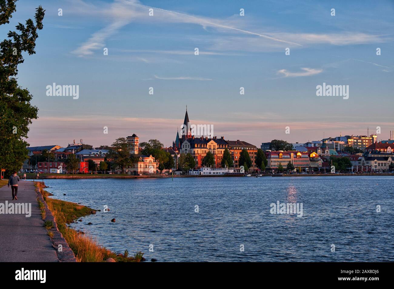 Vista serale della città costiera Västervik situata sul fiordo di Skeppsbref Foto Stock