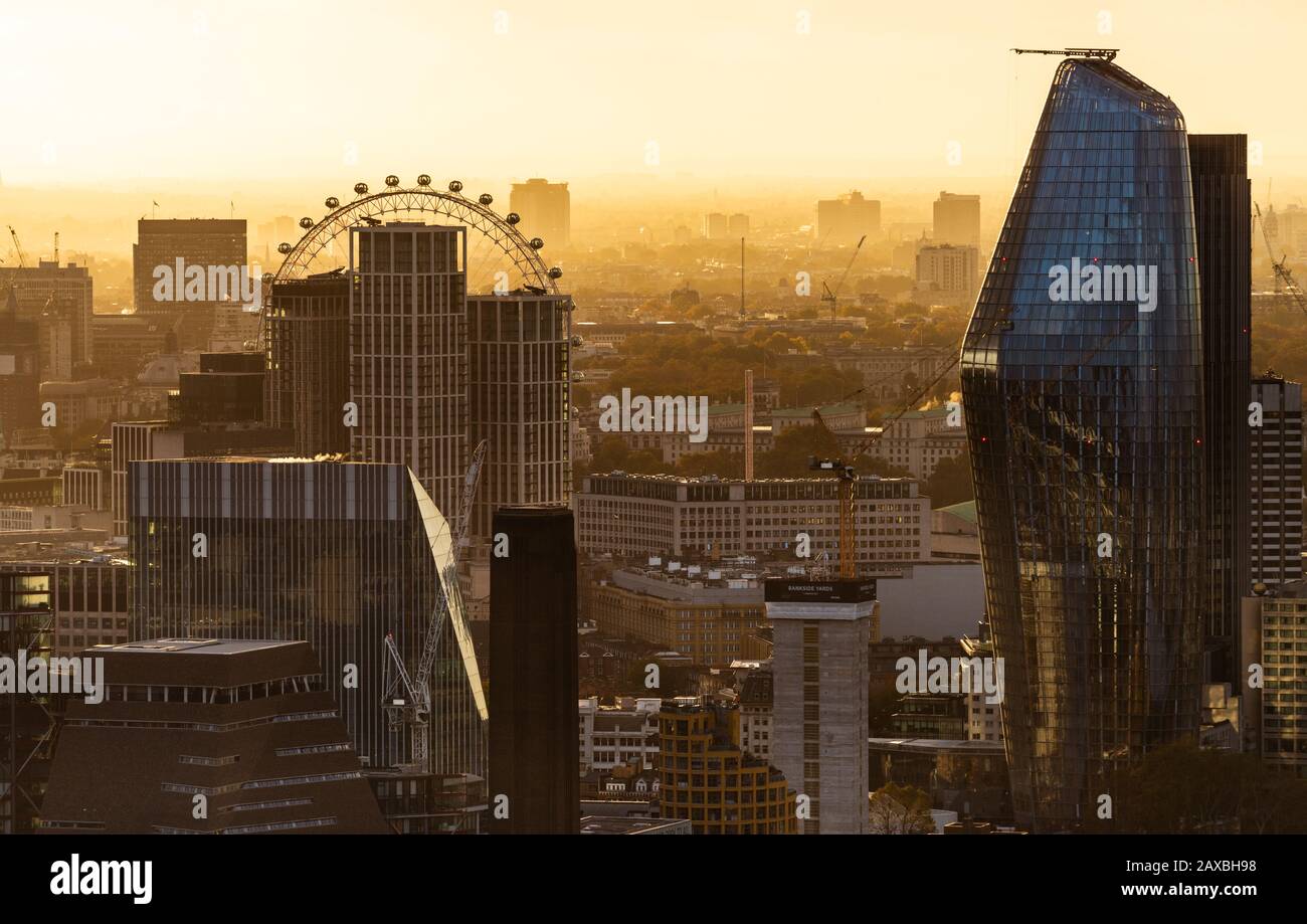 Vista dall'alto del Boomerang/Vase e del London Eye a Londra al tramonto Foto Stock