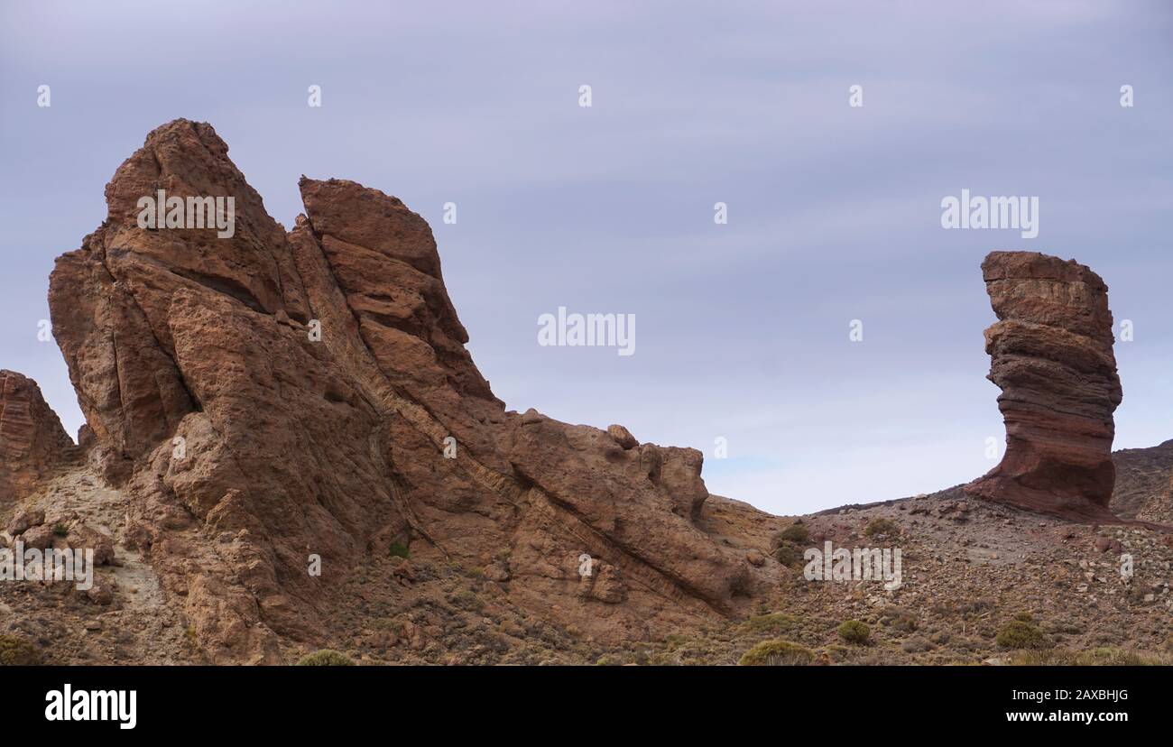 vista ad angolo basso delle formazioni rocciose sulla terra Foto Stock