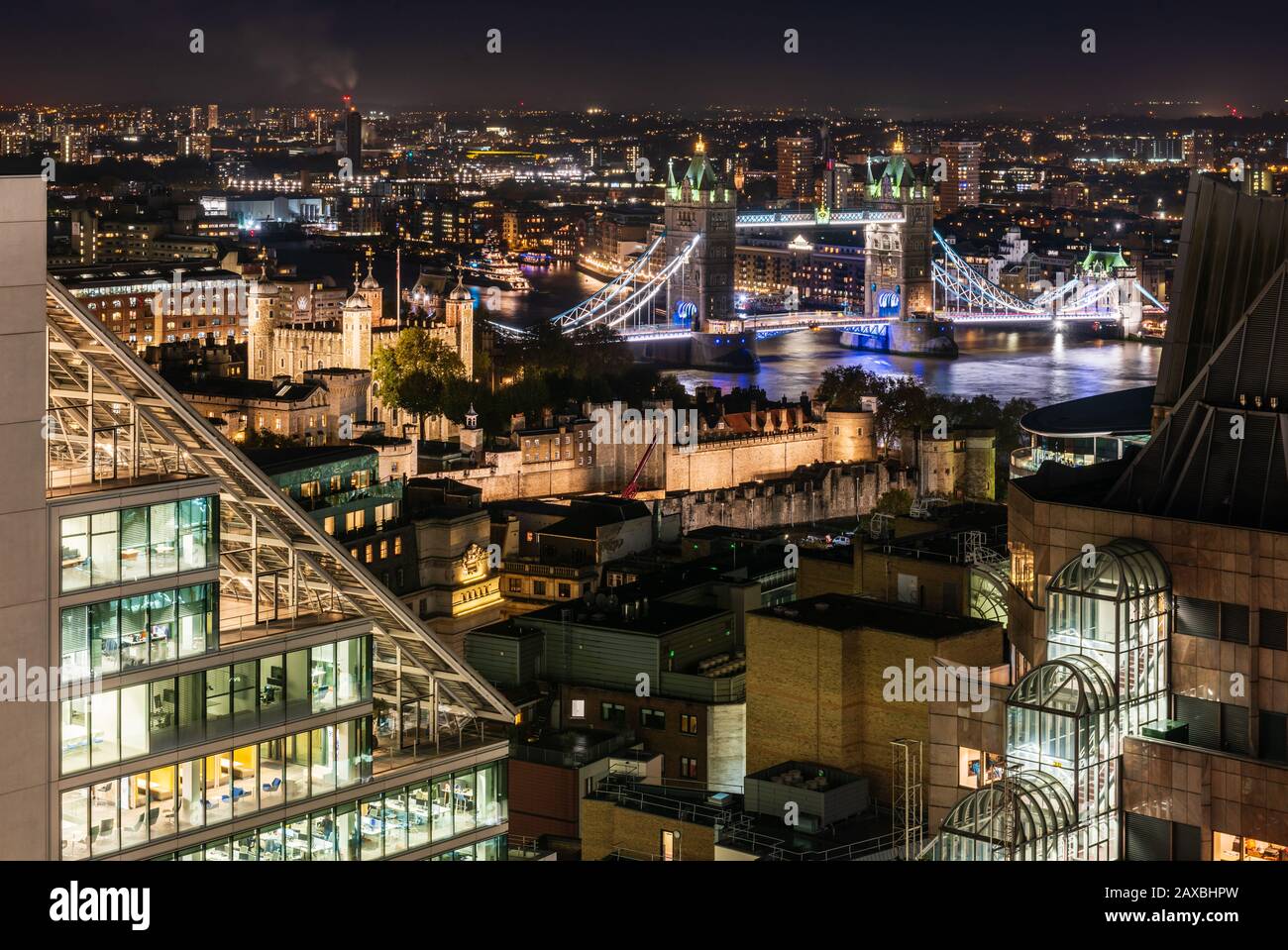 Vista dall'alto della Torre di Londra e del Tower Bridge di notte Foto Stock