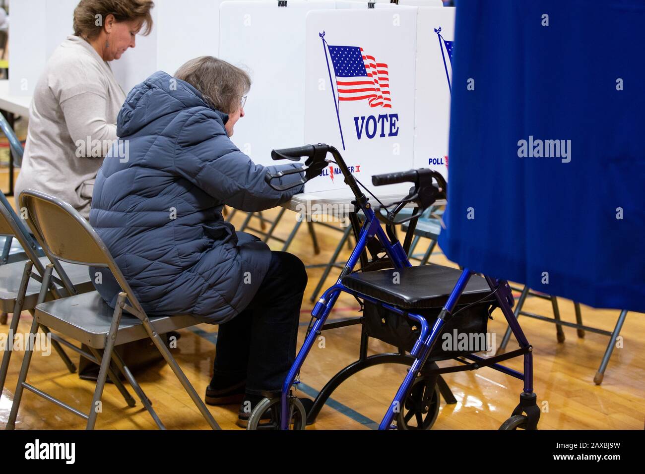 Nashua, Stati Uniti. 11th Feb, 2020. Nashua, residenti nel New Hampshire, ha votato per la prima elementare presidenziale nazionale presso La Broad Street Elementary School di Nashua, New Hampshire, martedì 11 febbraio 2020. Il New Hampshire oggi detiene la prima priorità presidenziale della nazione. Foto di Matthew Healey/UPI Credit: UPI/Alamy Live News Foto Stock