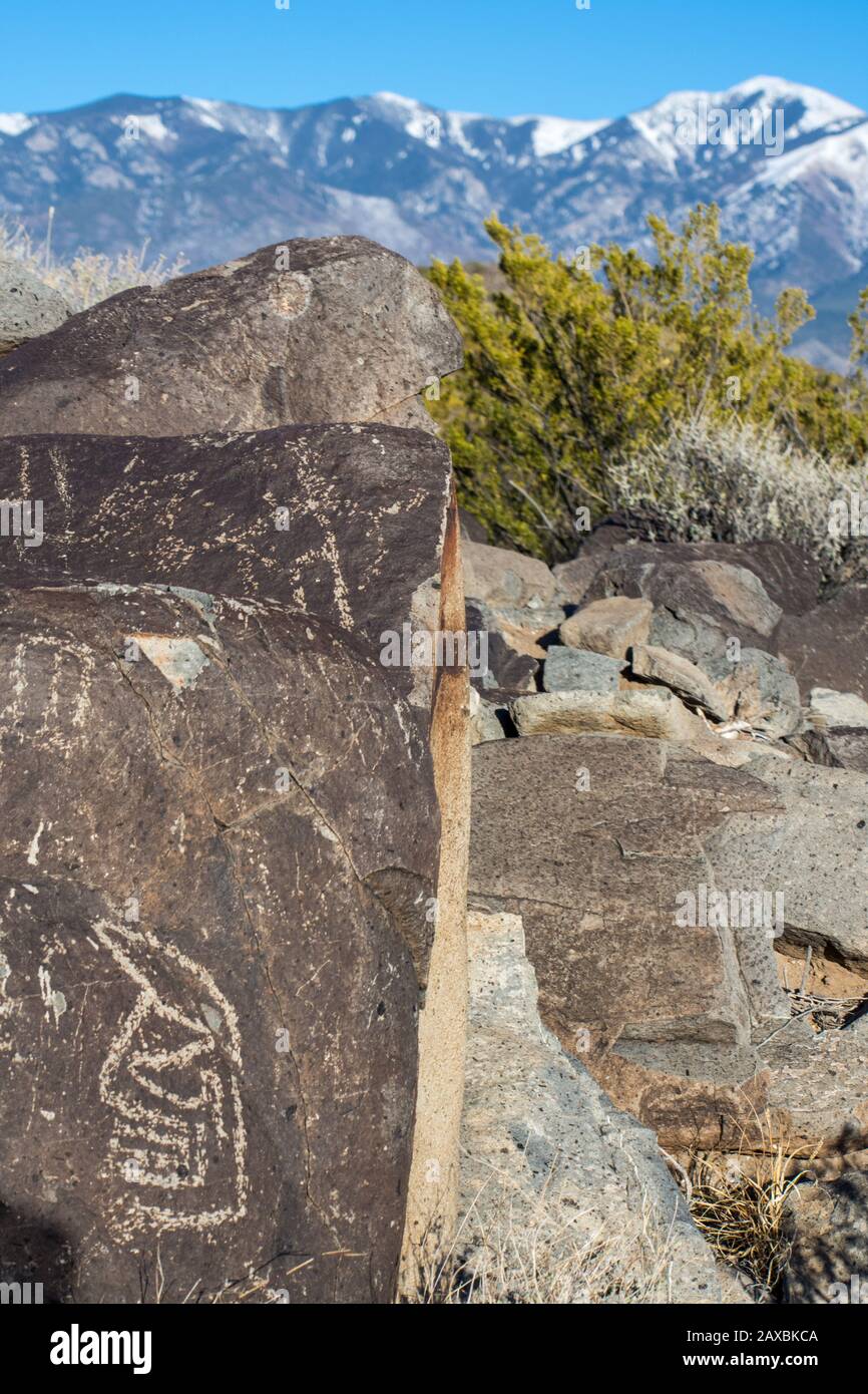 Un volto di 600 anni scolpito nel basalto dai popoli Jornada Mogollon del New Mexico. Foto Stock