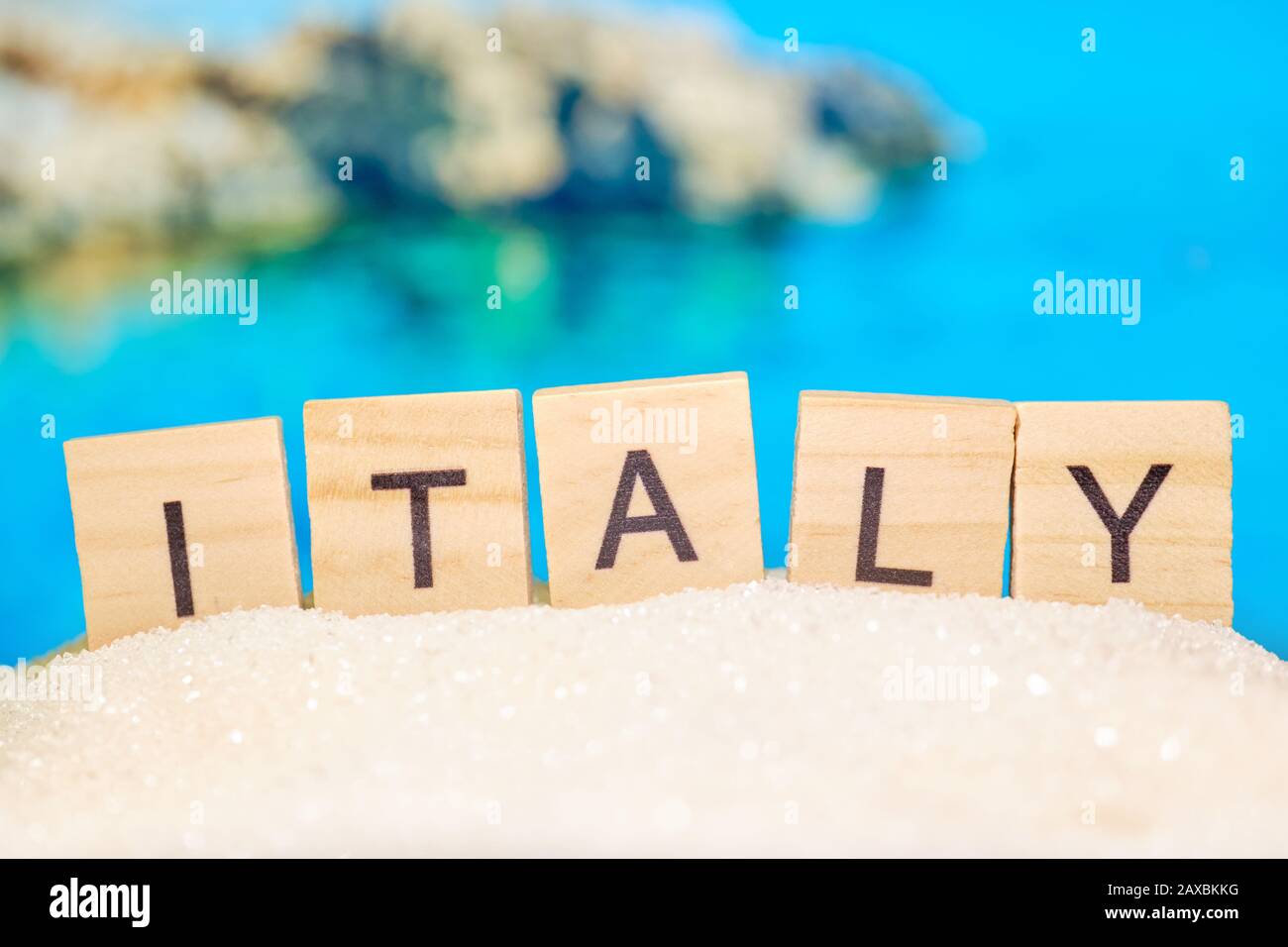 Spiaggia astratta - sabbia e mare come sfondo con l'iscrizione Italia. Il concetto del miglior resort e posto dove rilassarsi. Primo piano. Foto Stock