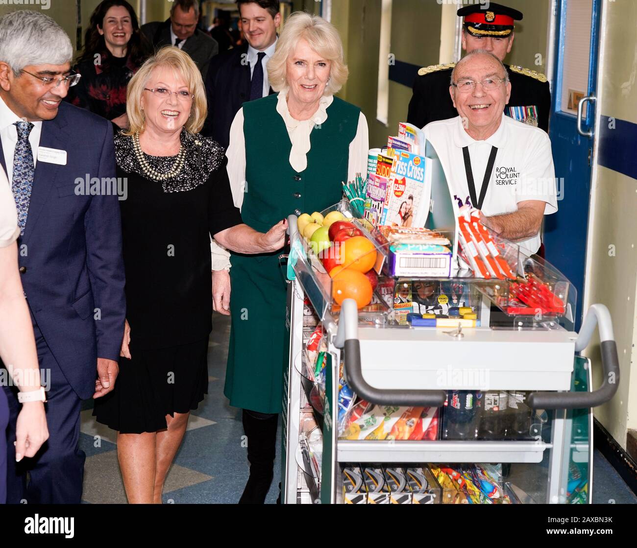 La duchessa di Cornovaglia, presidente del Royal Volontary Service (RVS) e Elaine Paige OBE (2nd a sinistra) spingendo il carrello con John Thompson (a destra), al lancio della campagna 'Big Trolley Push' di RVS durante la sua visita al Leicester General Hospital. Foto Stock