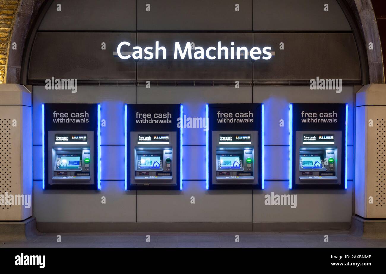 Bank of CAN Machines sulla stazione ferroviaria London Bridge, Londra, Inghilterra Foto Stock