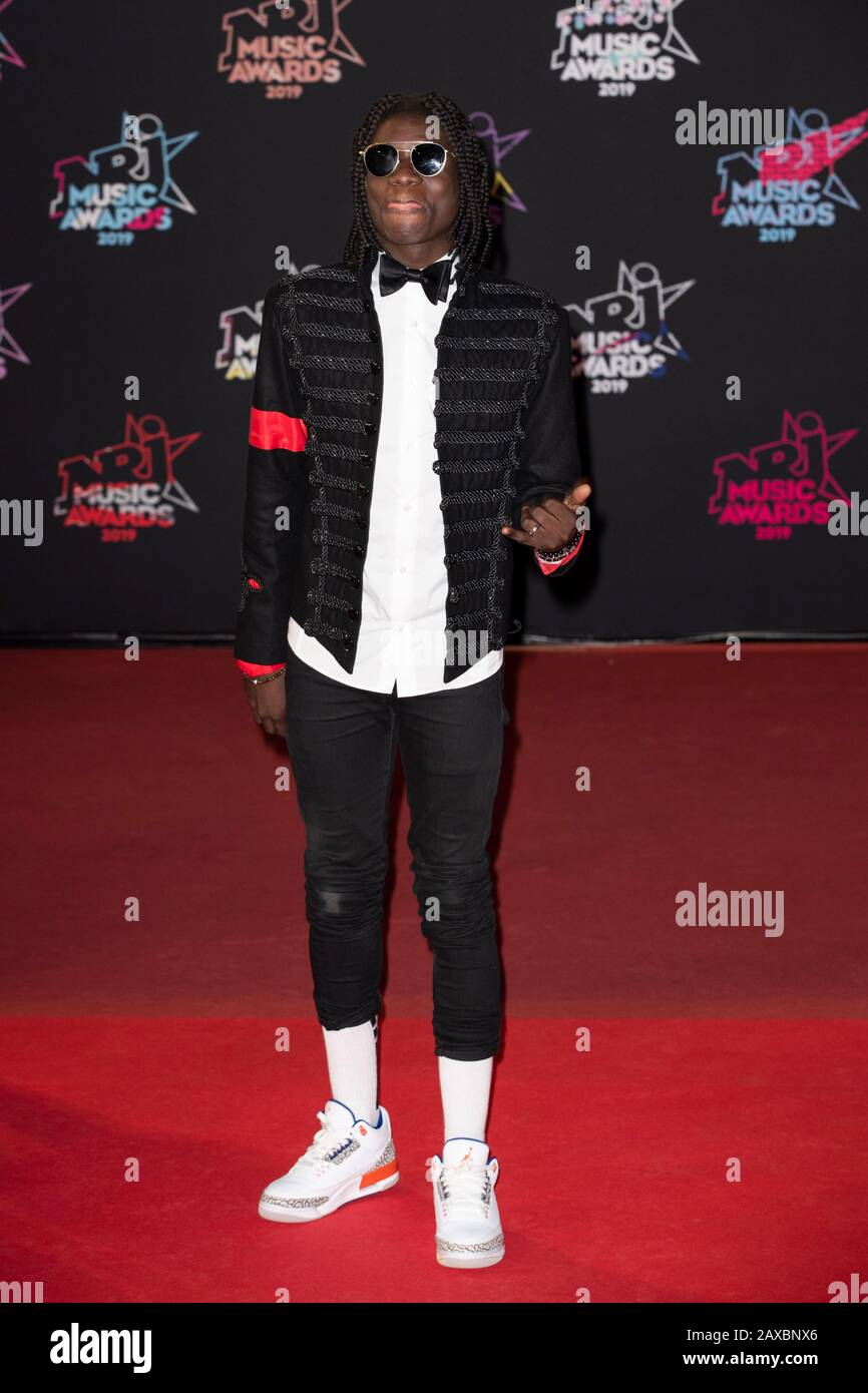 Salif Gueye, alias 'alif la Source, sul tappeto rosso prima della cerimonia dei NRJ Music Awards 2019 a Cannes (Francia sud-orientale), al "Palais des Foto Stock