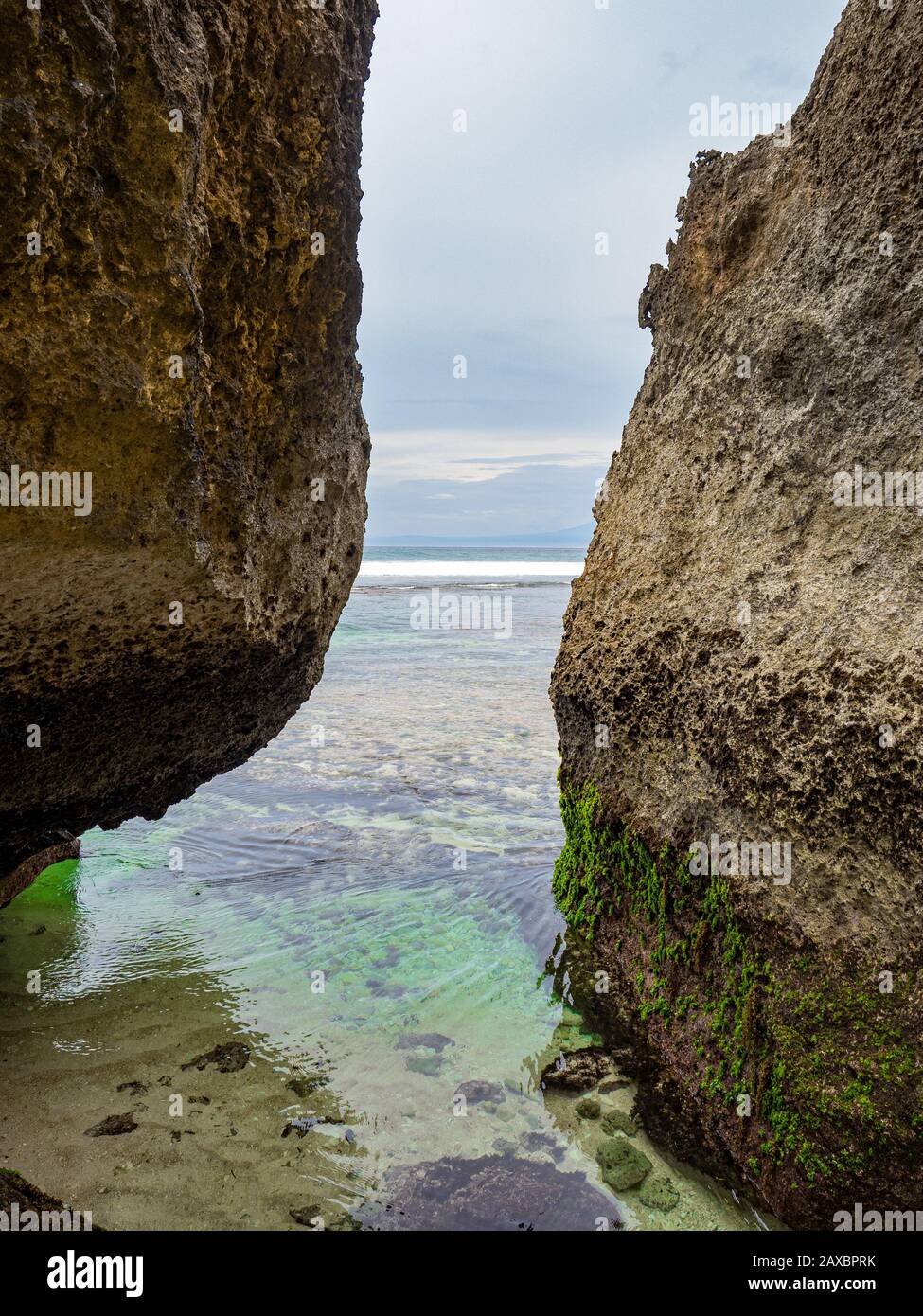 Uluwatu spiaggia vista Bali Indonesia con acqua cristallina tra le rocce Foto Stock