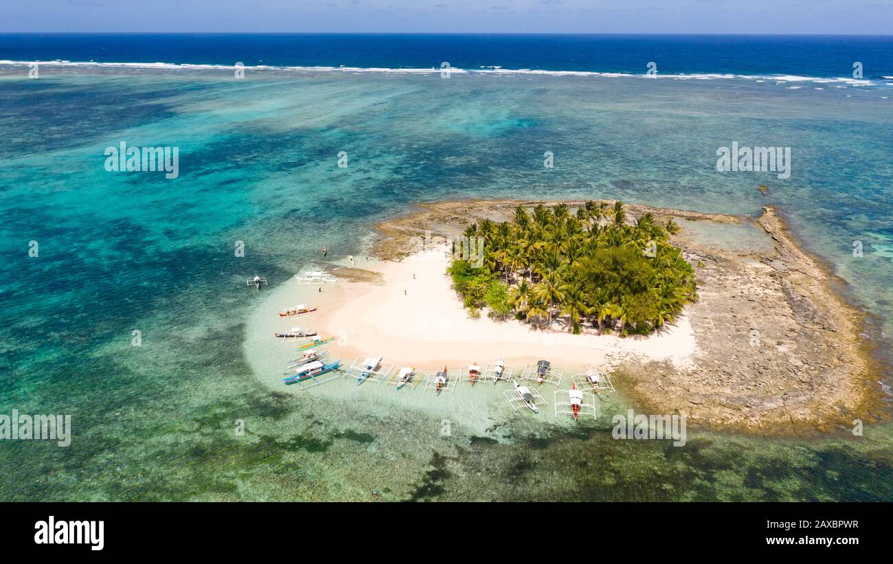 I turisti potrete rilassarvi su una piccola isola tropicale. Guyam isola, Siargao, Filippine. Seascape con una bellissima isola. Foto Stock