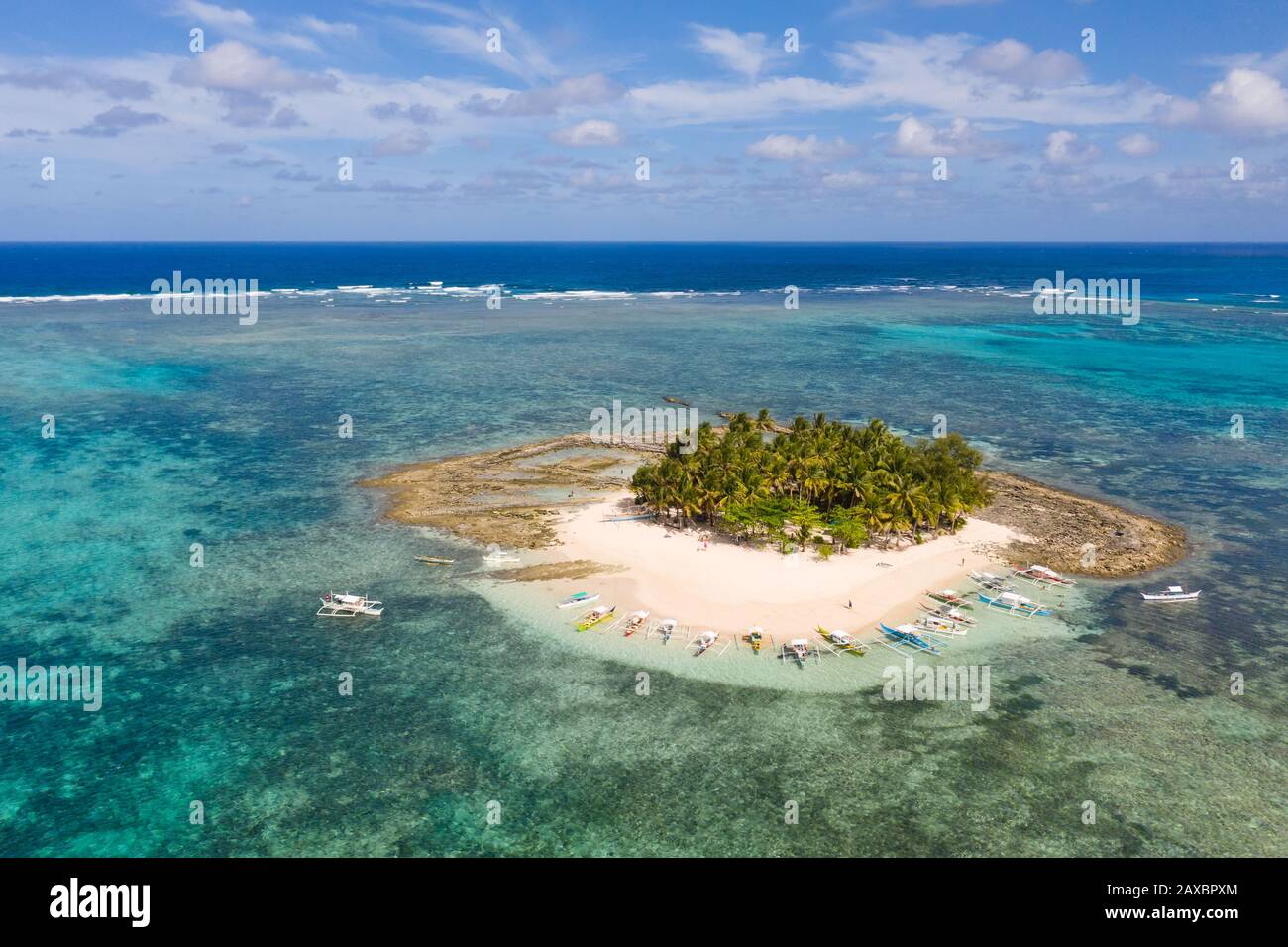 Guyam isola, Siargao, Filippine. Piccola isola con palme e una spiaggia di sabbia bianca. Isole Filippine. Foto Stock
