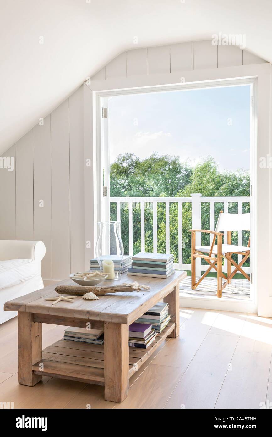 Home vetrina a-frame attico aperto al soleggiato patio estivo Foto Stock