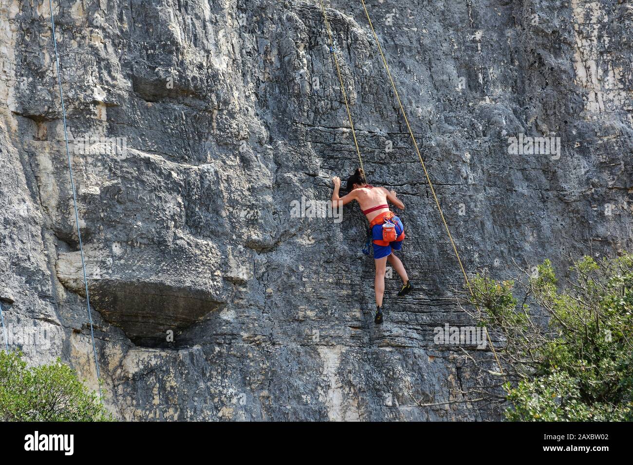 Rovigno, Croazia, 22 agosto: Un arrampicatore femminile su ripidi pendii in pietra nel Parco forestale Zlatni Rt, 22 agosto 2019. Foto Stock