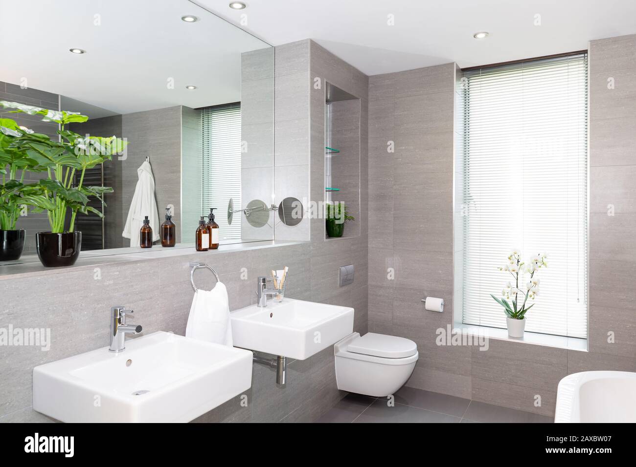 Moderno bagno grigio e bianco con doppio lavandino Foto Stock