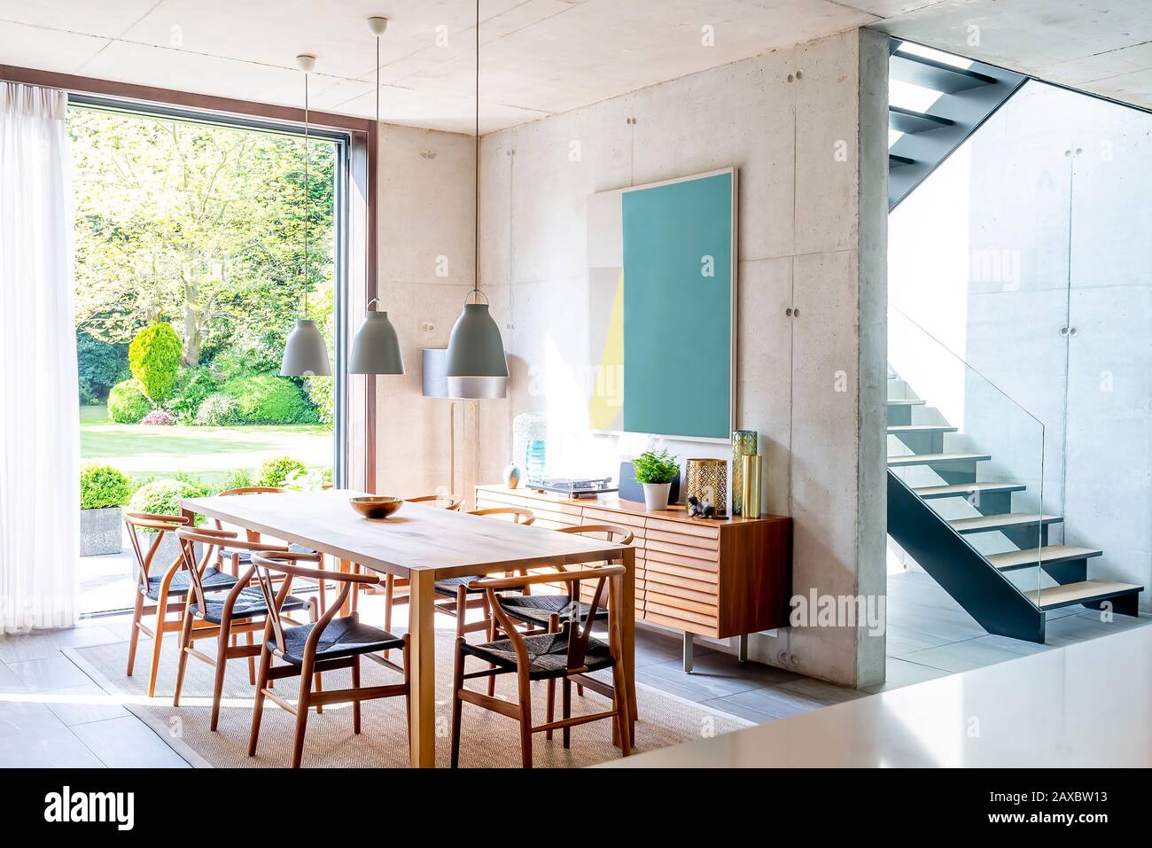 Il pendente si illumina sul tavolo da pranzo nella moderna sala da pranzo Foto Stock
