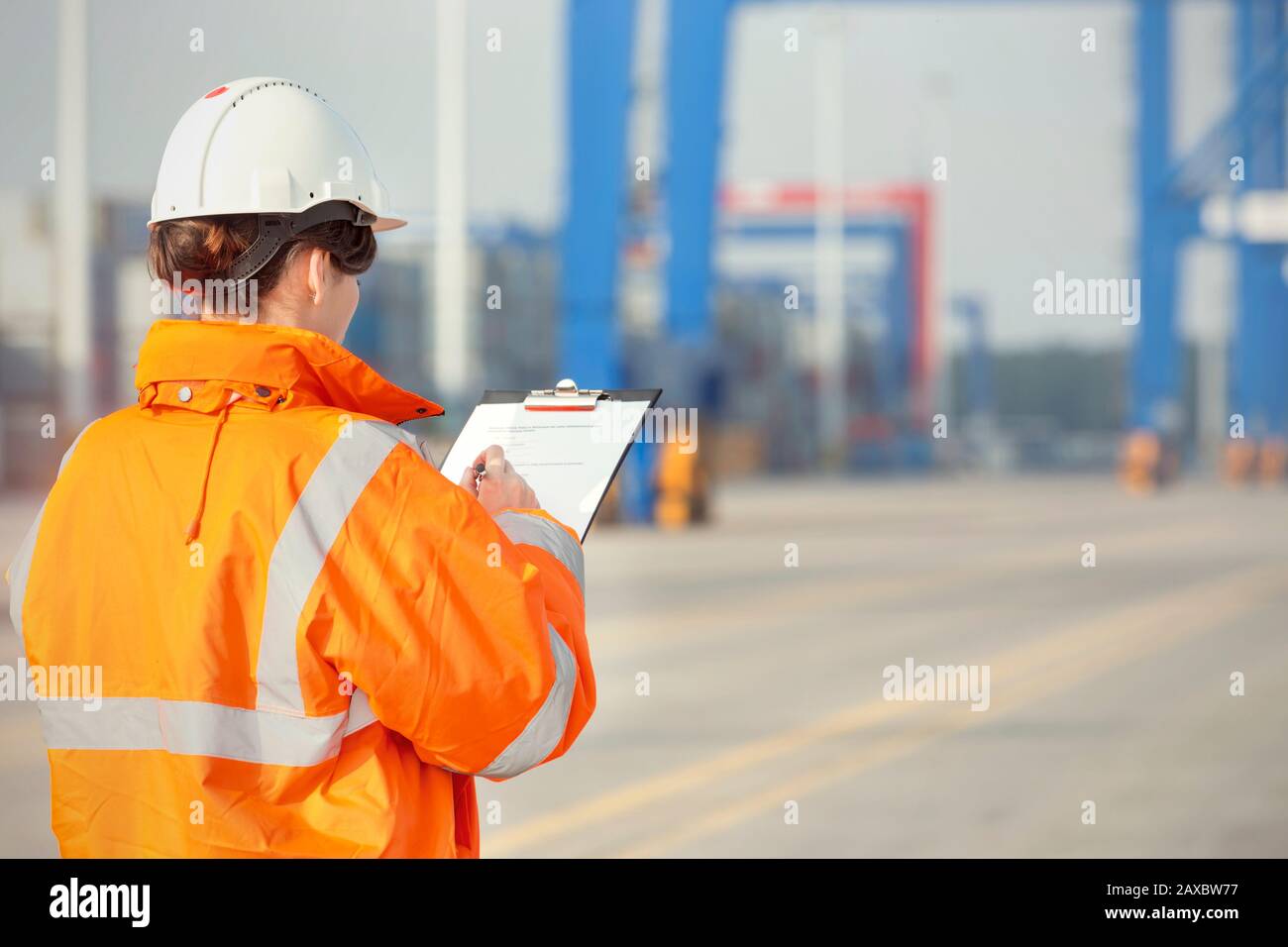 Lavoratore portuale femminile con portadocumenti presso il cantiere navale Foto Stock