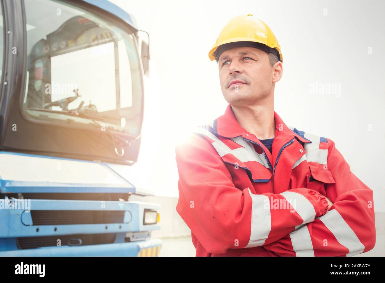Operatore di ormeggio sicuro che si trova all'esterno del camion del cantiere Foto Stock