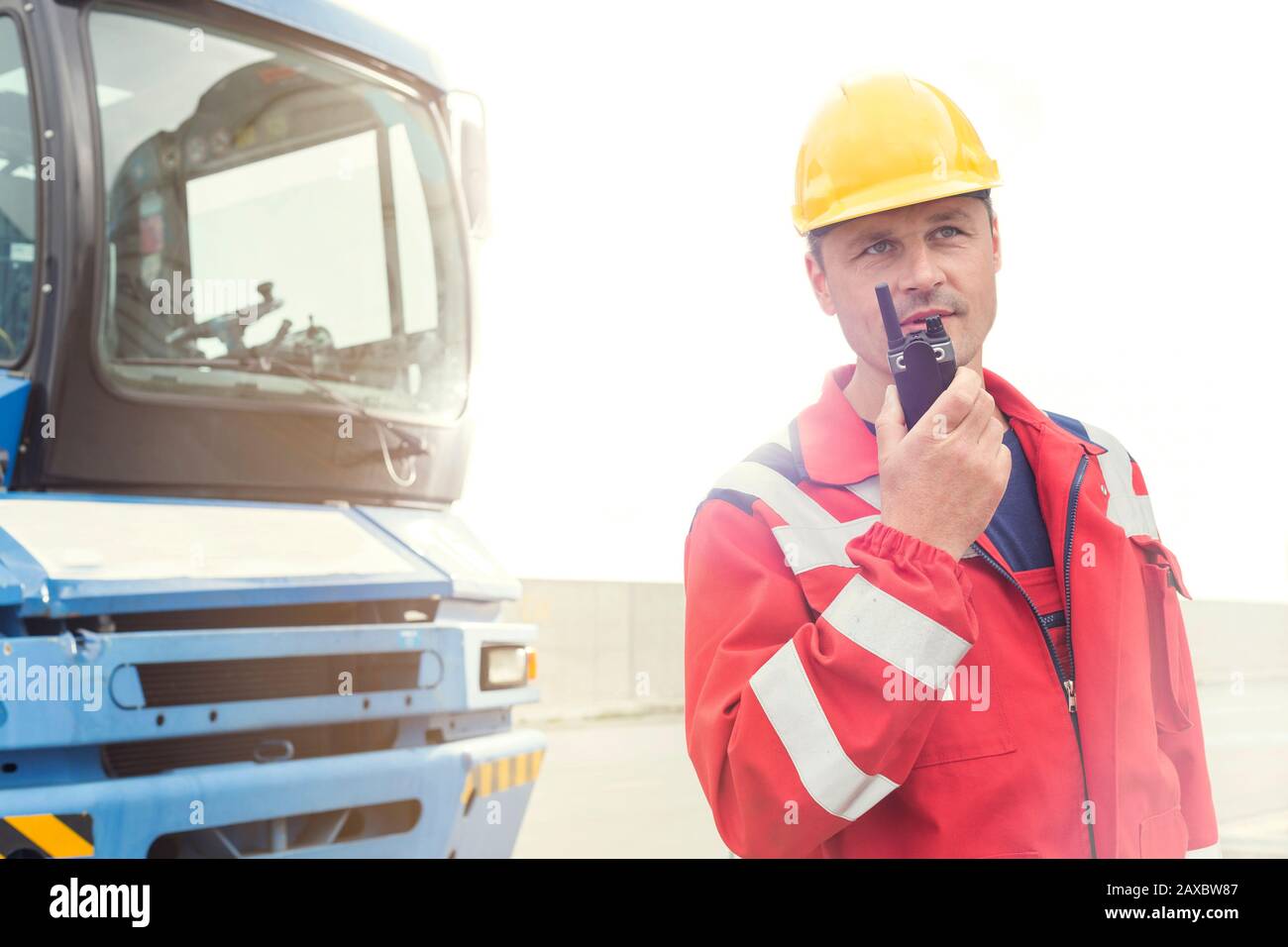 Attracco lavoratore utilizzando walkie-talkie fuori camion presso il cantiere navale Foto Stock