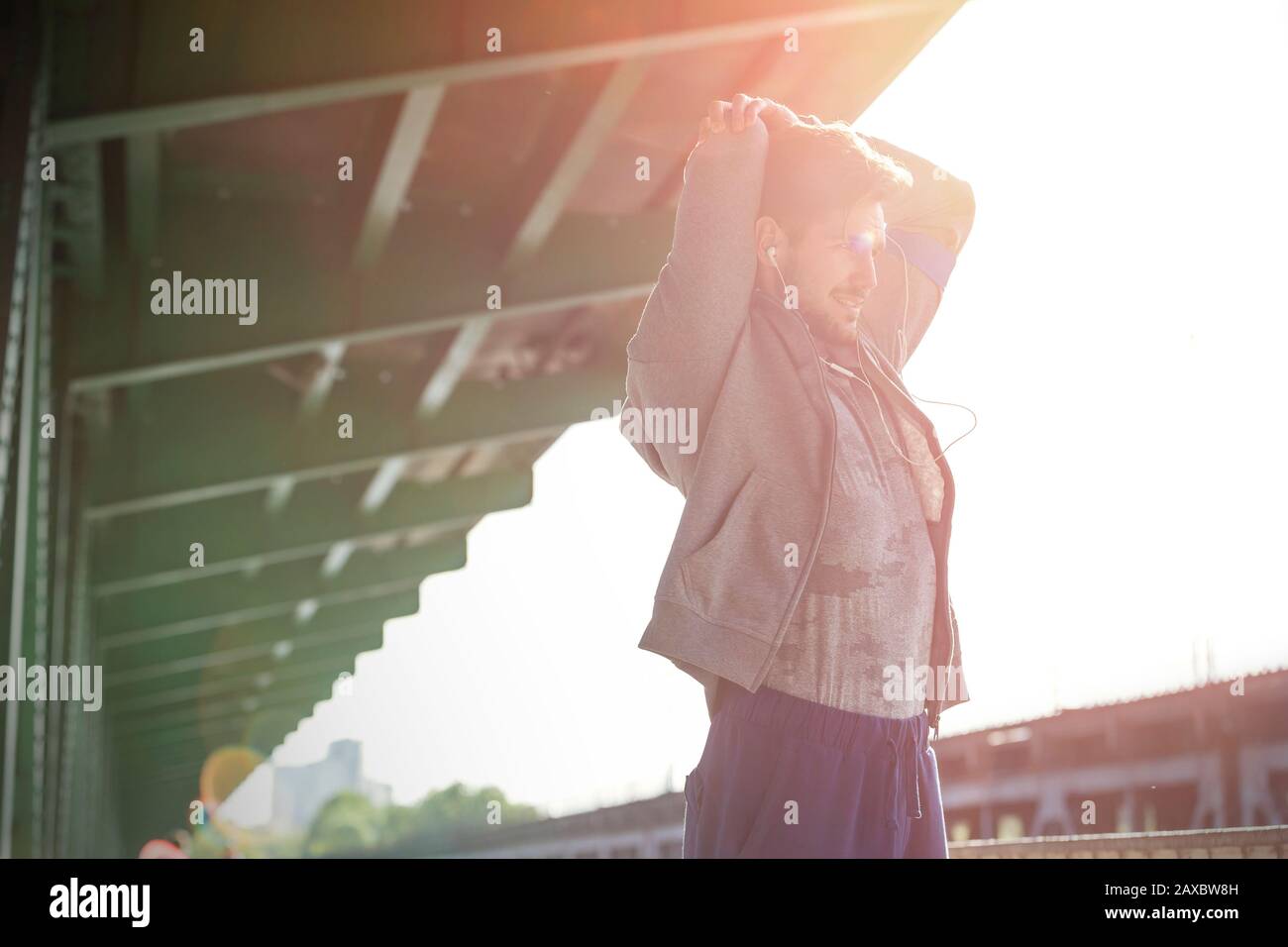 Braccio tenditore giovani maschi Foto Stock