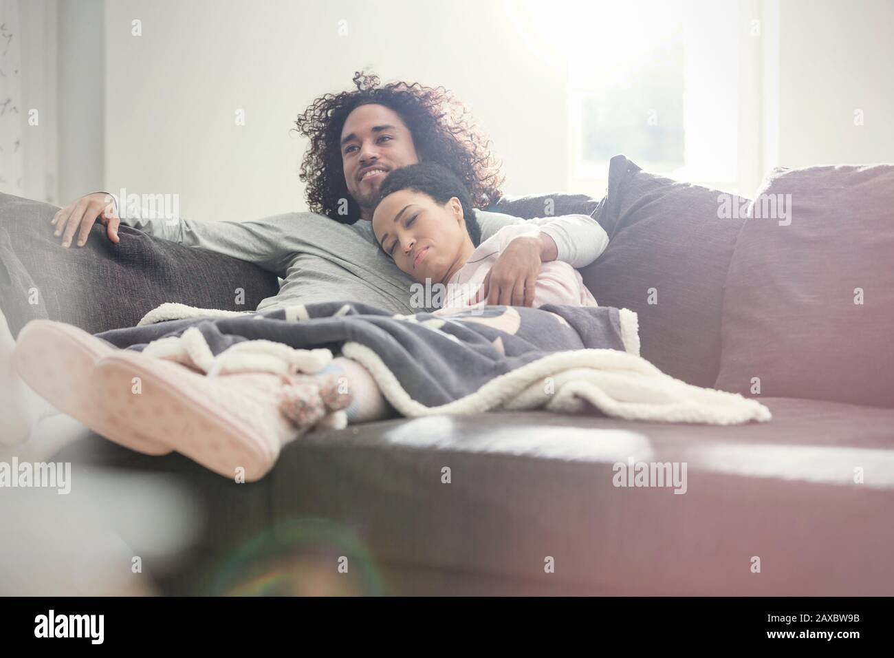 Affettuoso coppia rilassante, guardando la TV sul divano Foto Stock