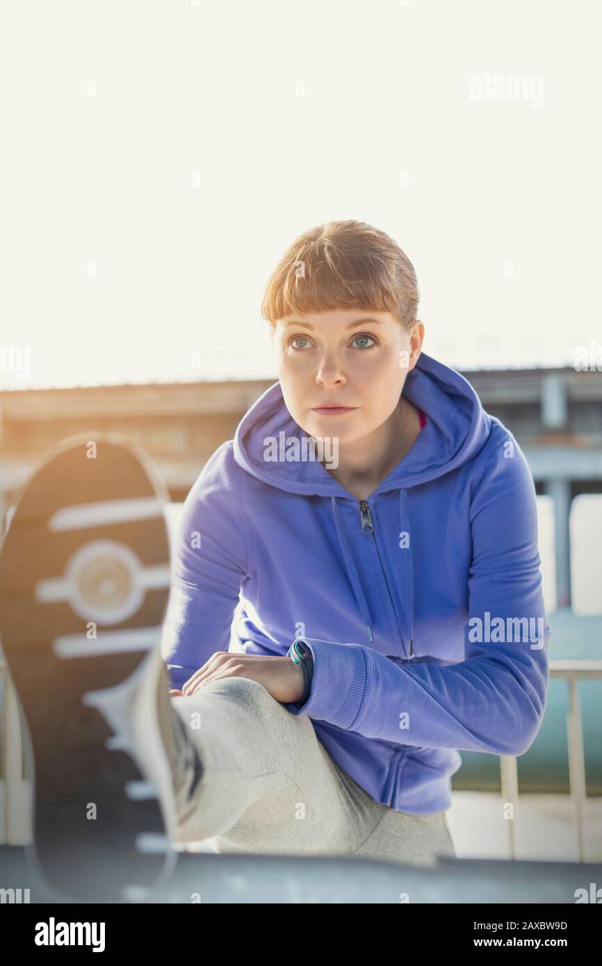 Gamba di allungamento giovane femmina focalizzata Foto Stock