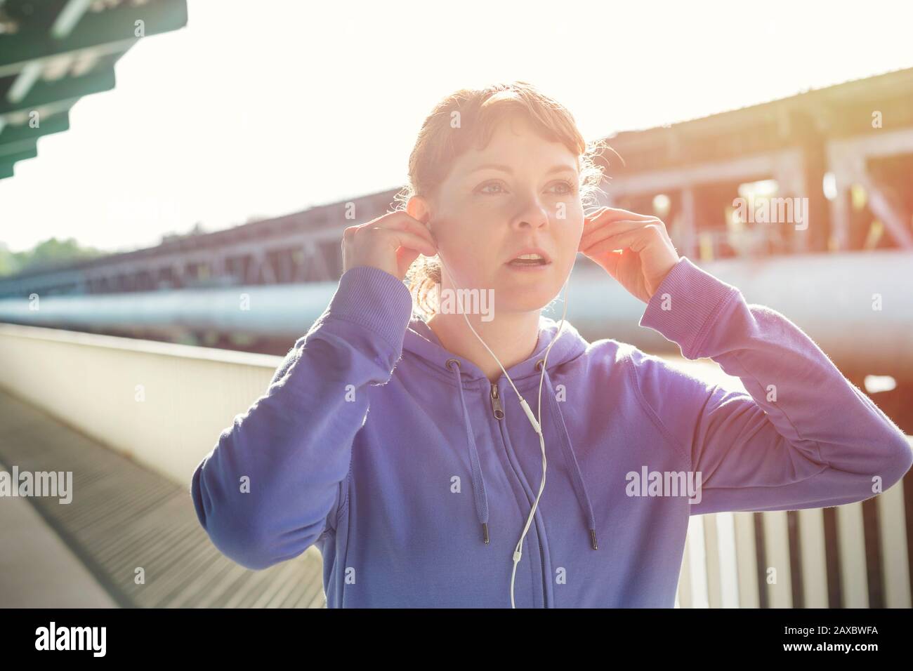Cuffie per la regolazione dei canali femminili, ascolto di musica Foto Stock