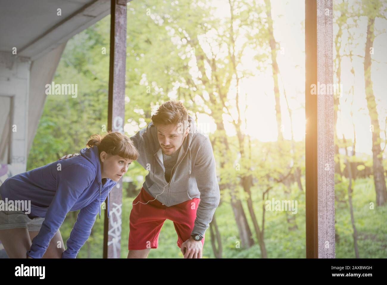 Coppia di runner stanchi che riposano, facendo una pausa Foto Stock