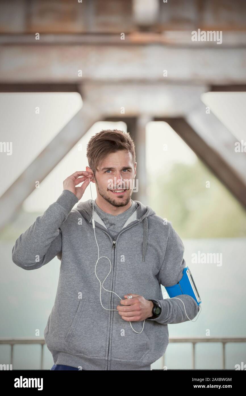 Runner maschile con cuffie e cinturino da braccio per lettore mp3 con orientamento verticale Foto Stock