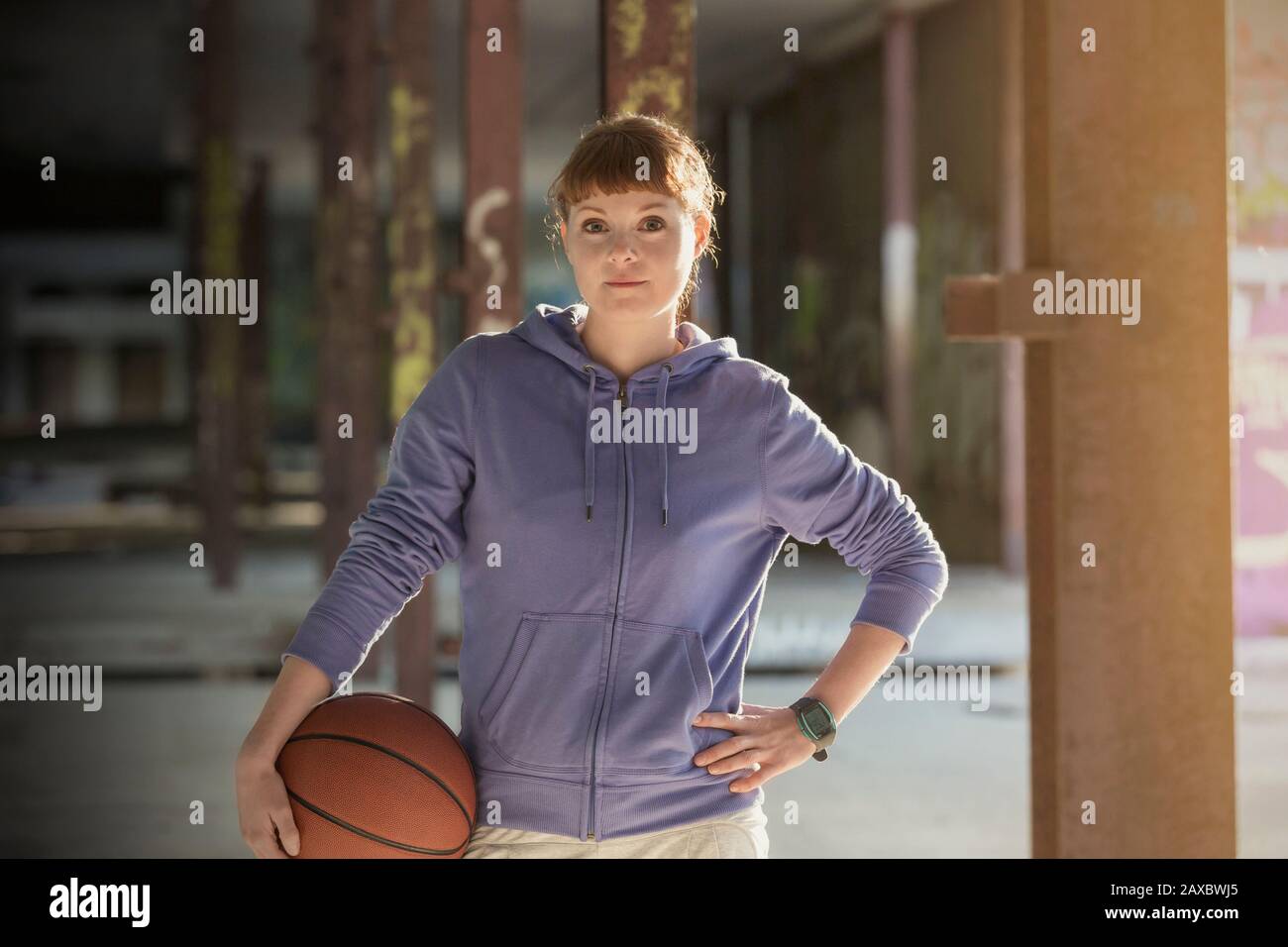Ritratto giovane donna sicura con basket Foto Stock