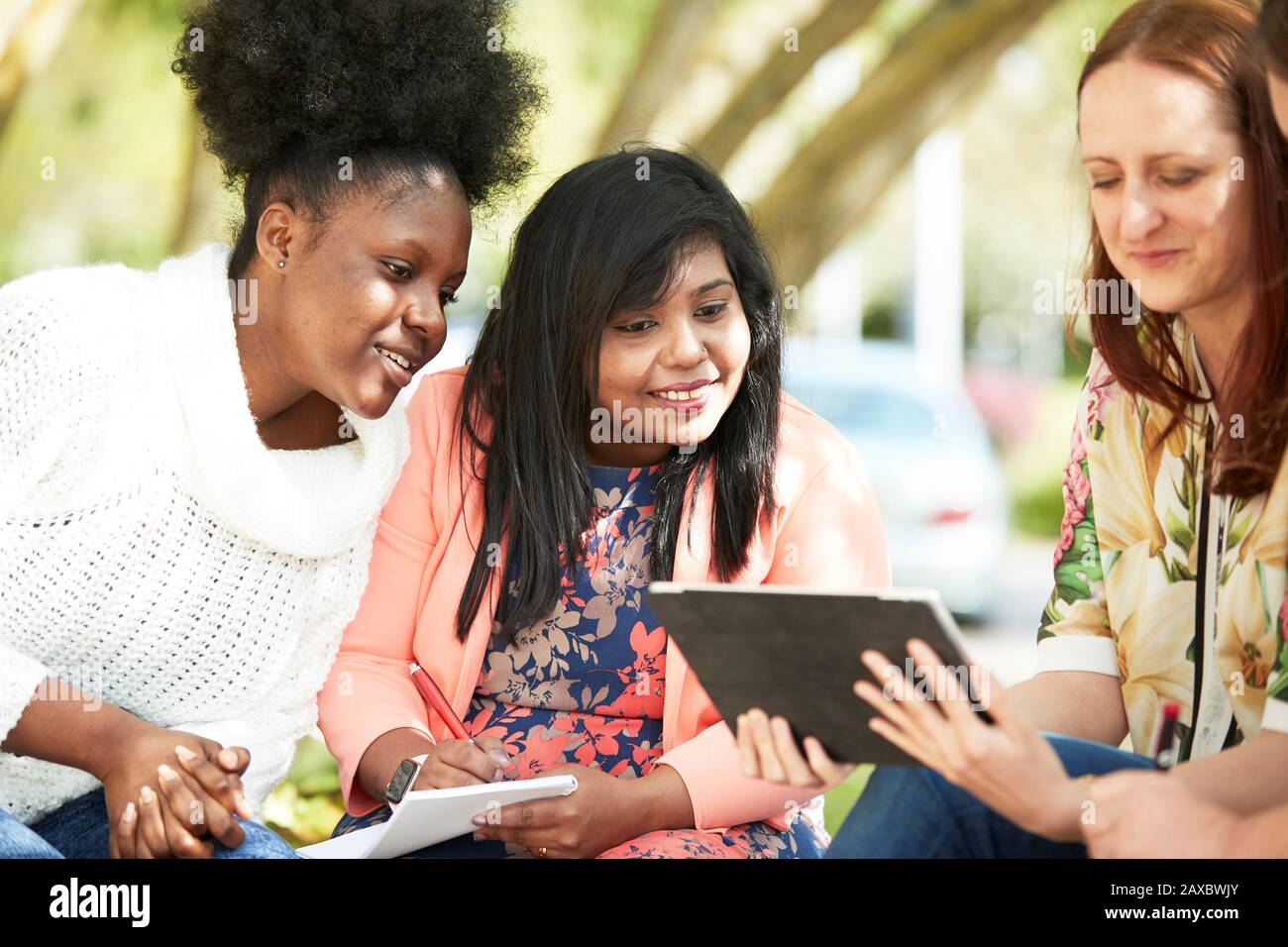 Giovani studenti universitari di sesso femminile che studiano con tablet digitale Foto Stock