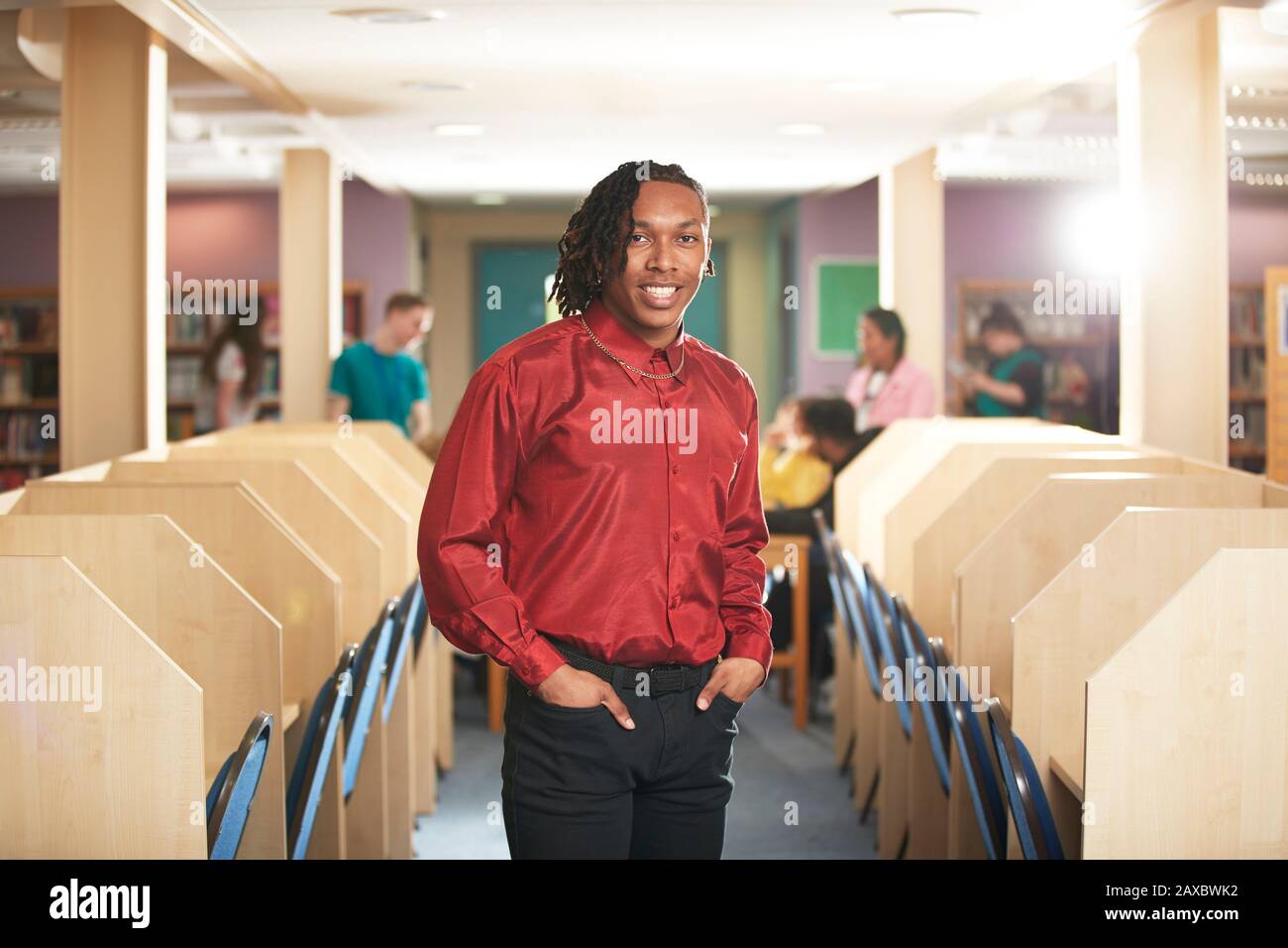 Ritratto sicuro giovane studente di college maschile in laboratorio di computer Foto Stock