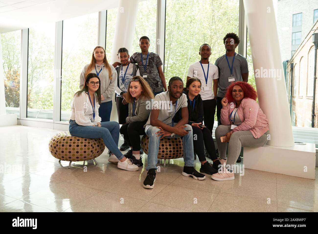 Ritratto studenti universitari sicuri nella lobby Foto Stock