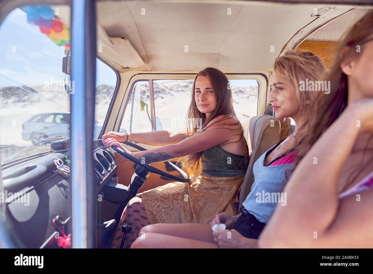 Giovane donna sicura che guida il furgone Foto Stock
