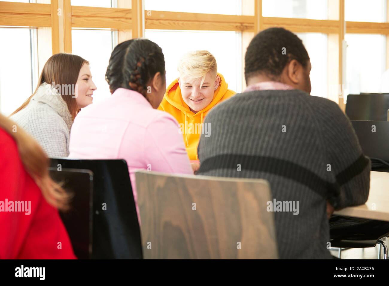 Gli studenti universitari che studiano in aula Foto Stock