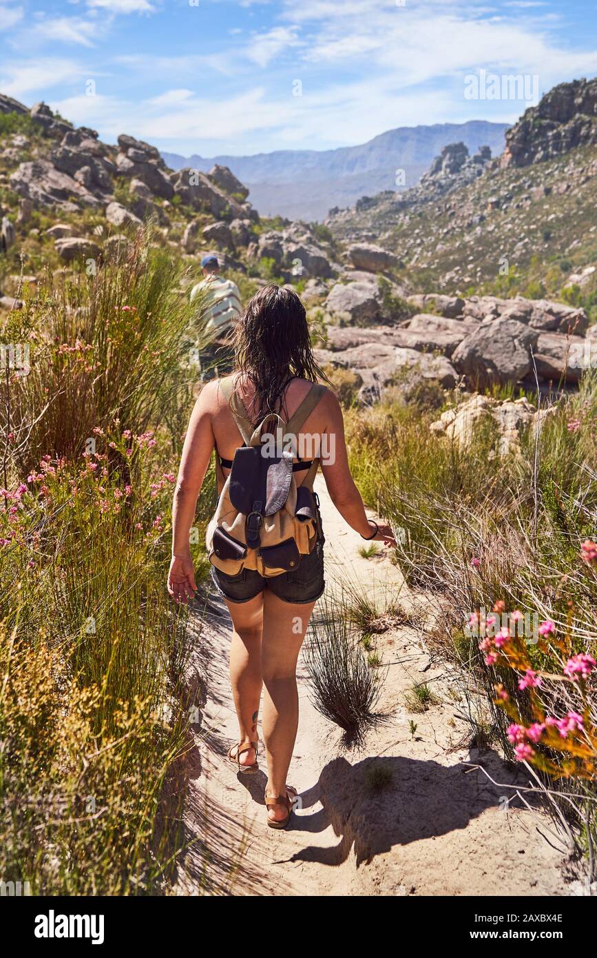 Giovane donna escursioni sul sentiero soleggiato Città del Capo Sud Africa Foto Stock